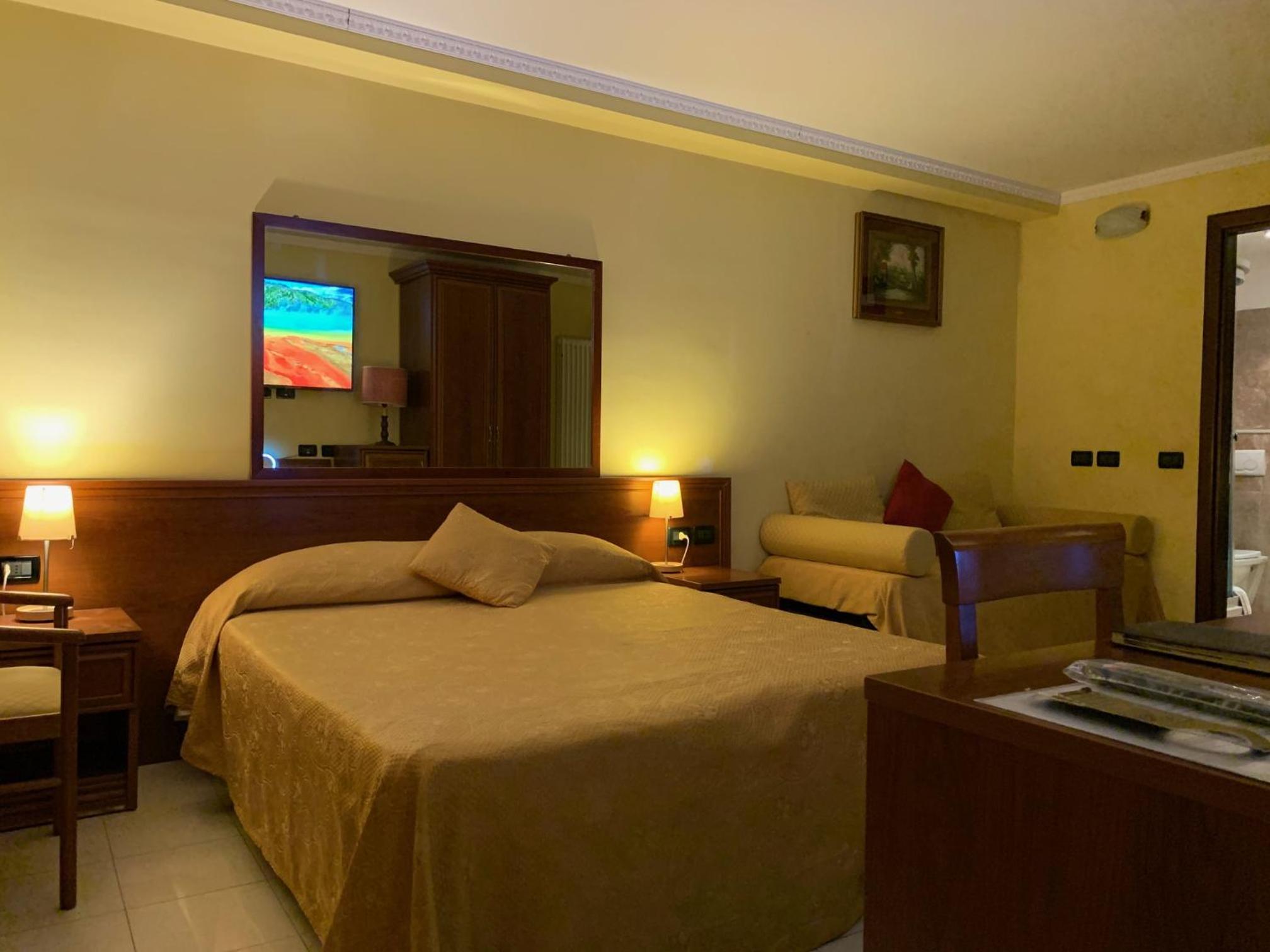 Economy Triple Room photo 2