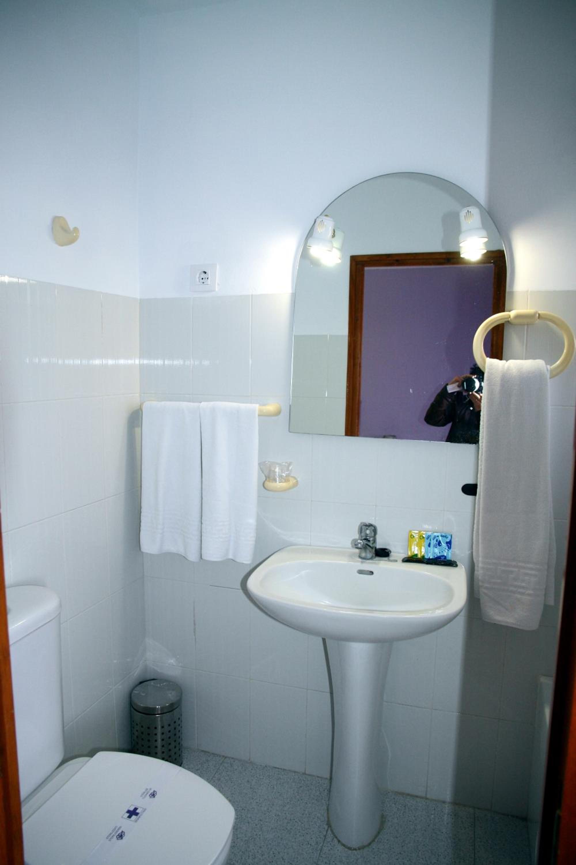 Twin Room - Photo 14