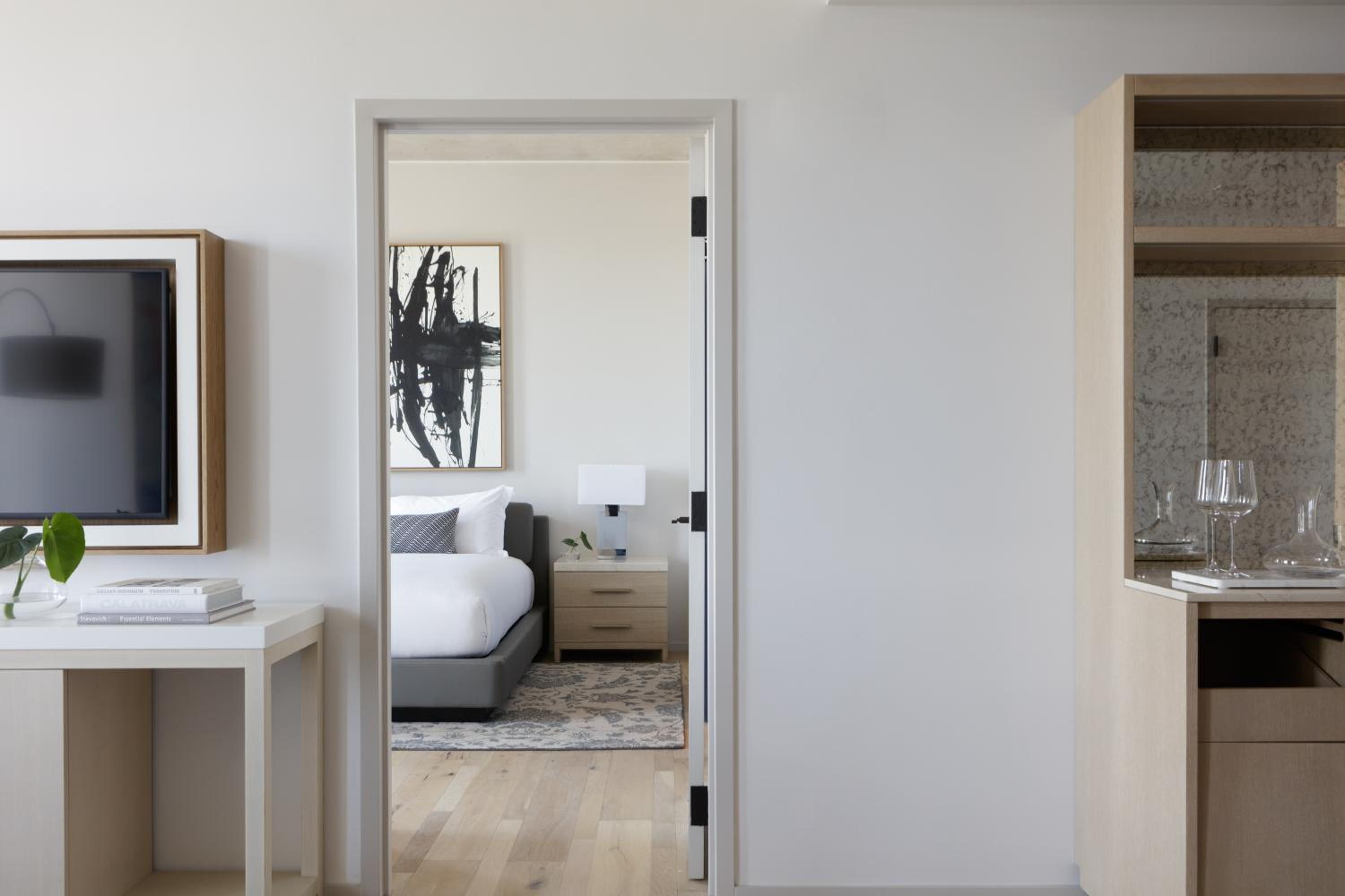 One-Bedroom Suite with Dining Area - Photo 6