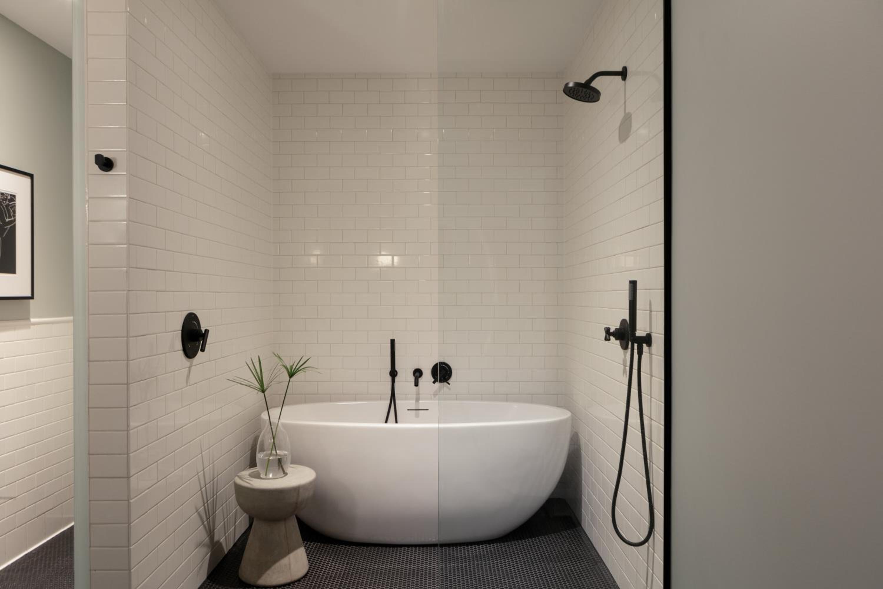 Premium King Room - Photo 14