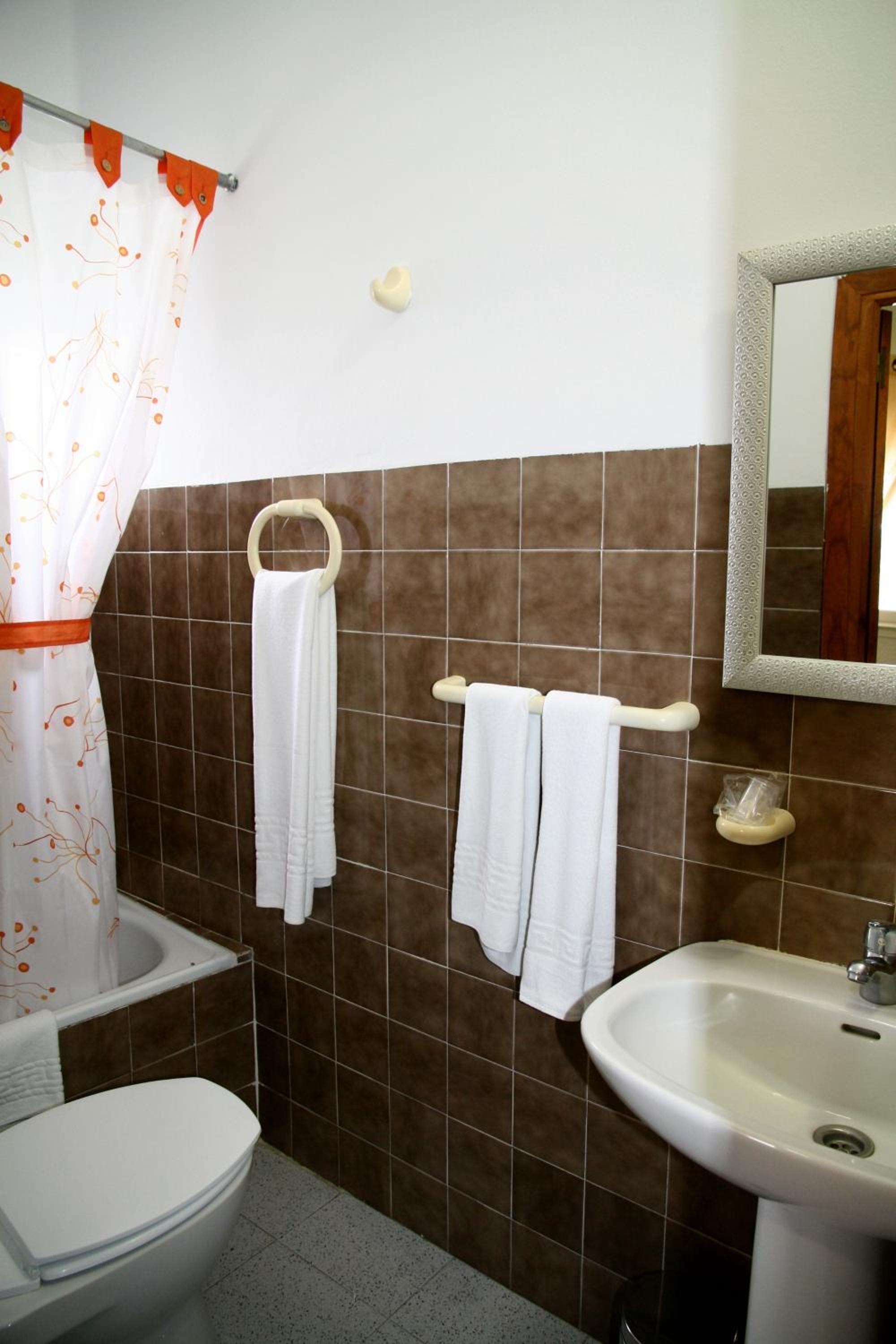 Twin Room - Photo 15