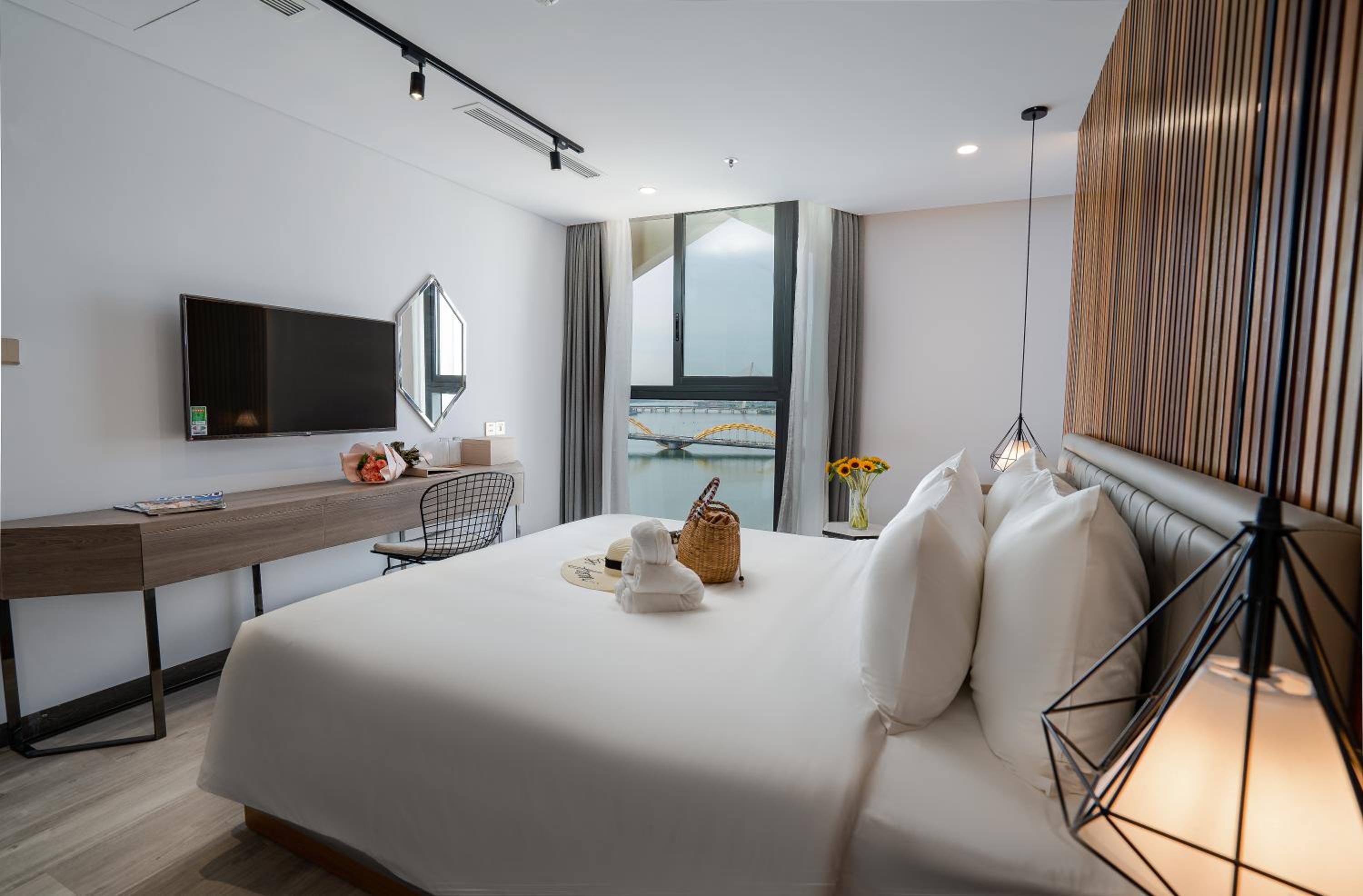 Special Offer -Two Bedroom Riverview Apartment with Kitchen and Bathtub - Photo 7
