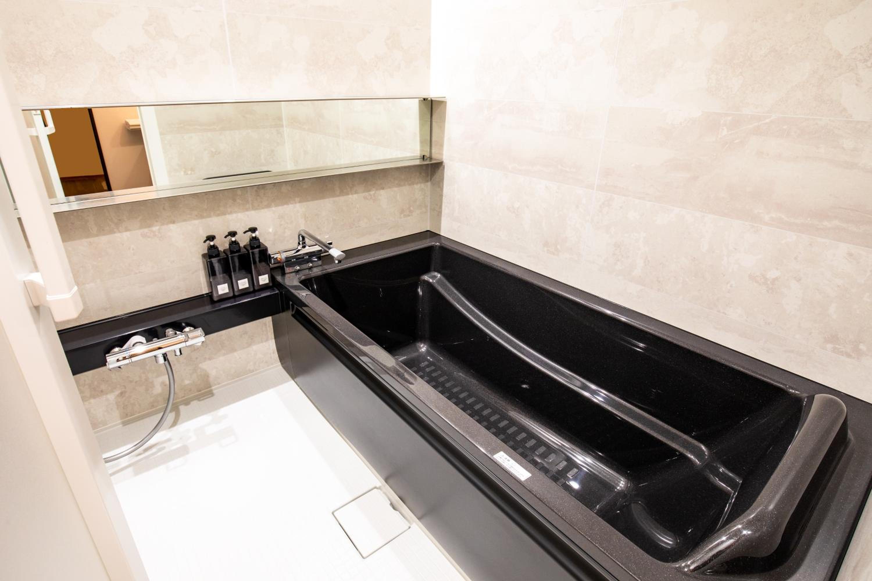Deluxe Queen Suite - Photo 3