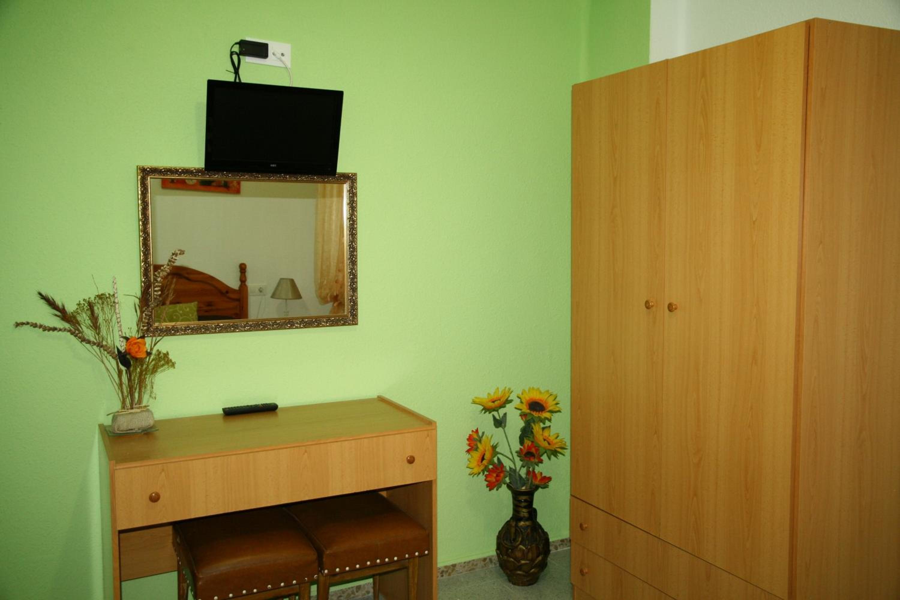 Twin Room - Photo 16