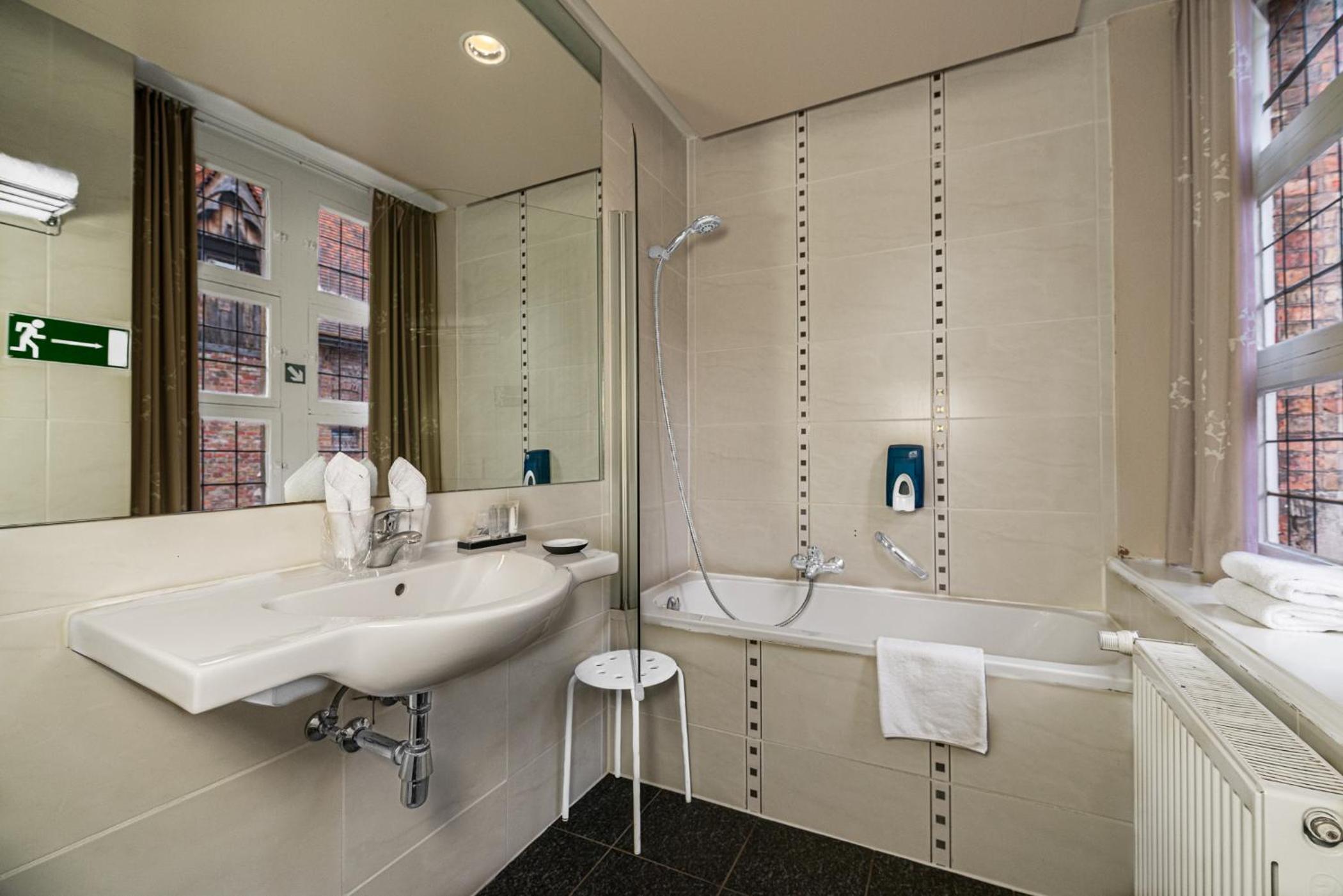 Budget Room with bath - Photo 10