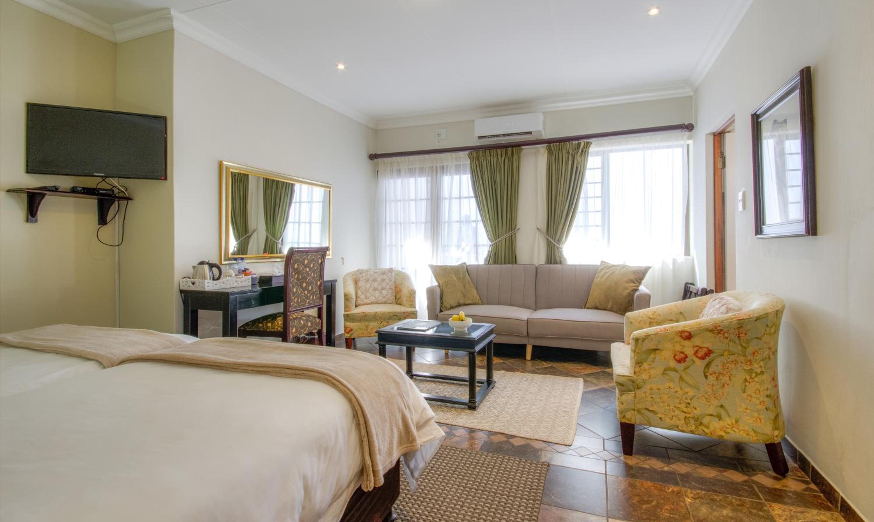 Deluxe Double Room with Patio photo 3