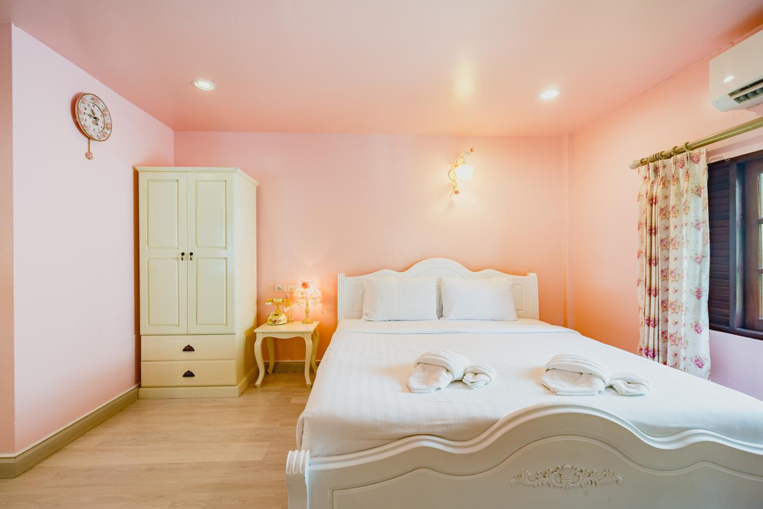 Superior King Room - Photo 11