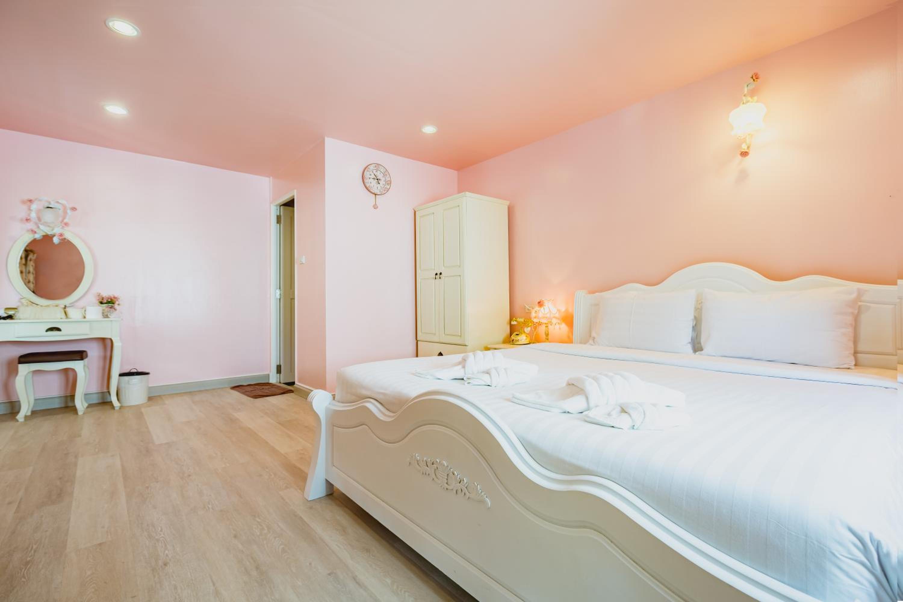 Superior King Room - Photo 9