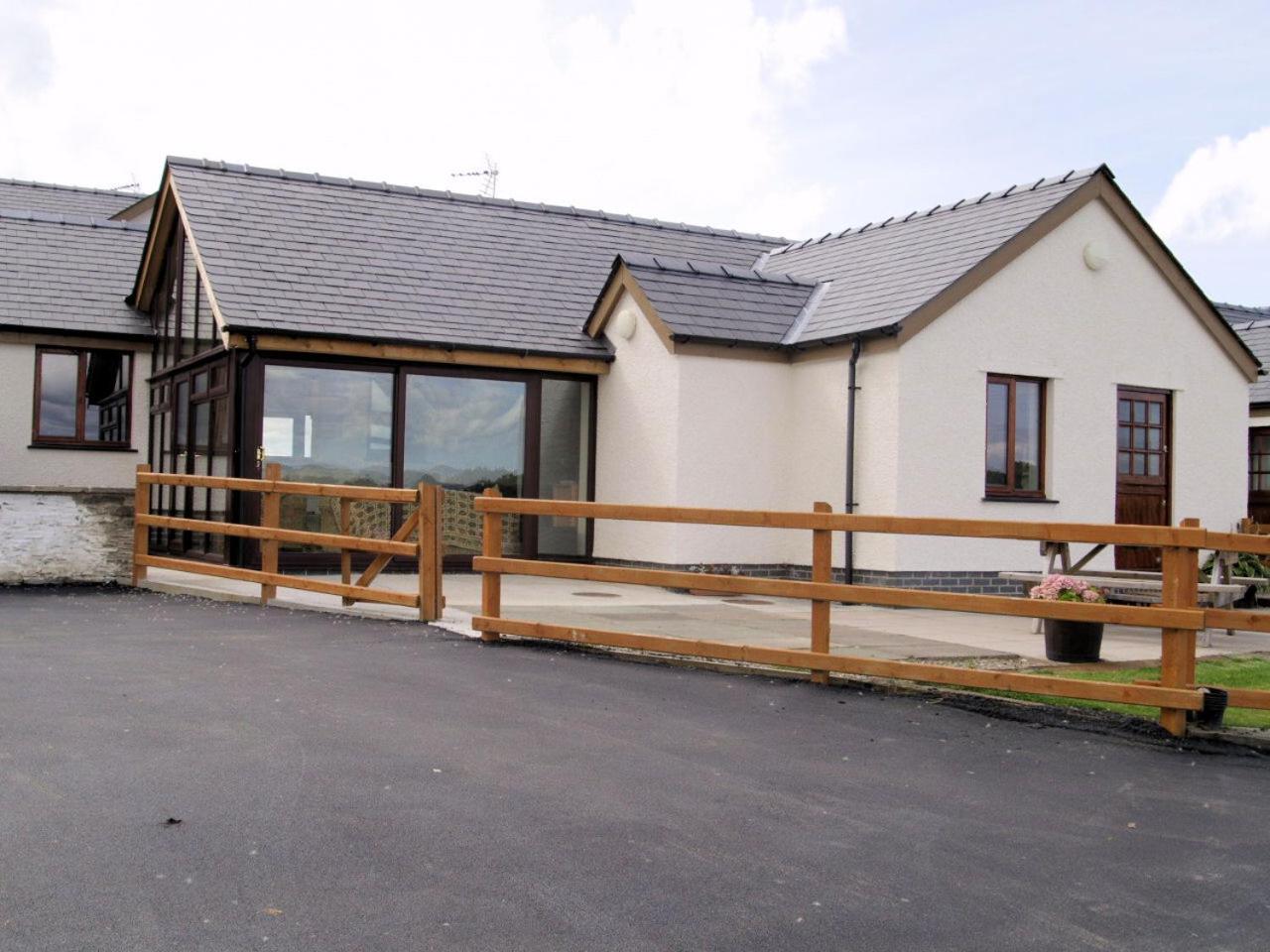 Three-Bedroom House photo 2