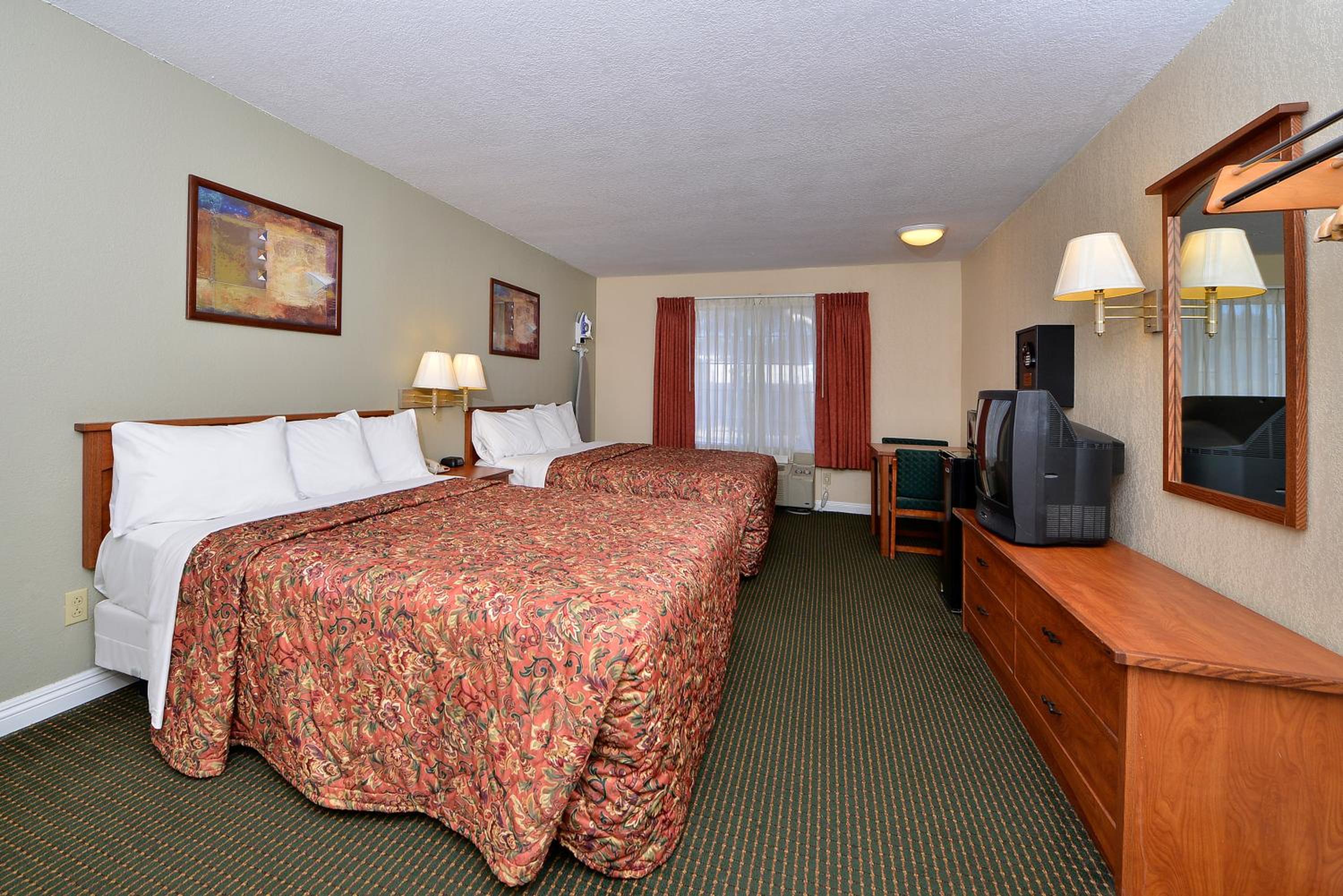 Queen Room With Two Queen Beds - Non-Smoking - Photo 3