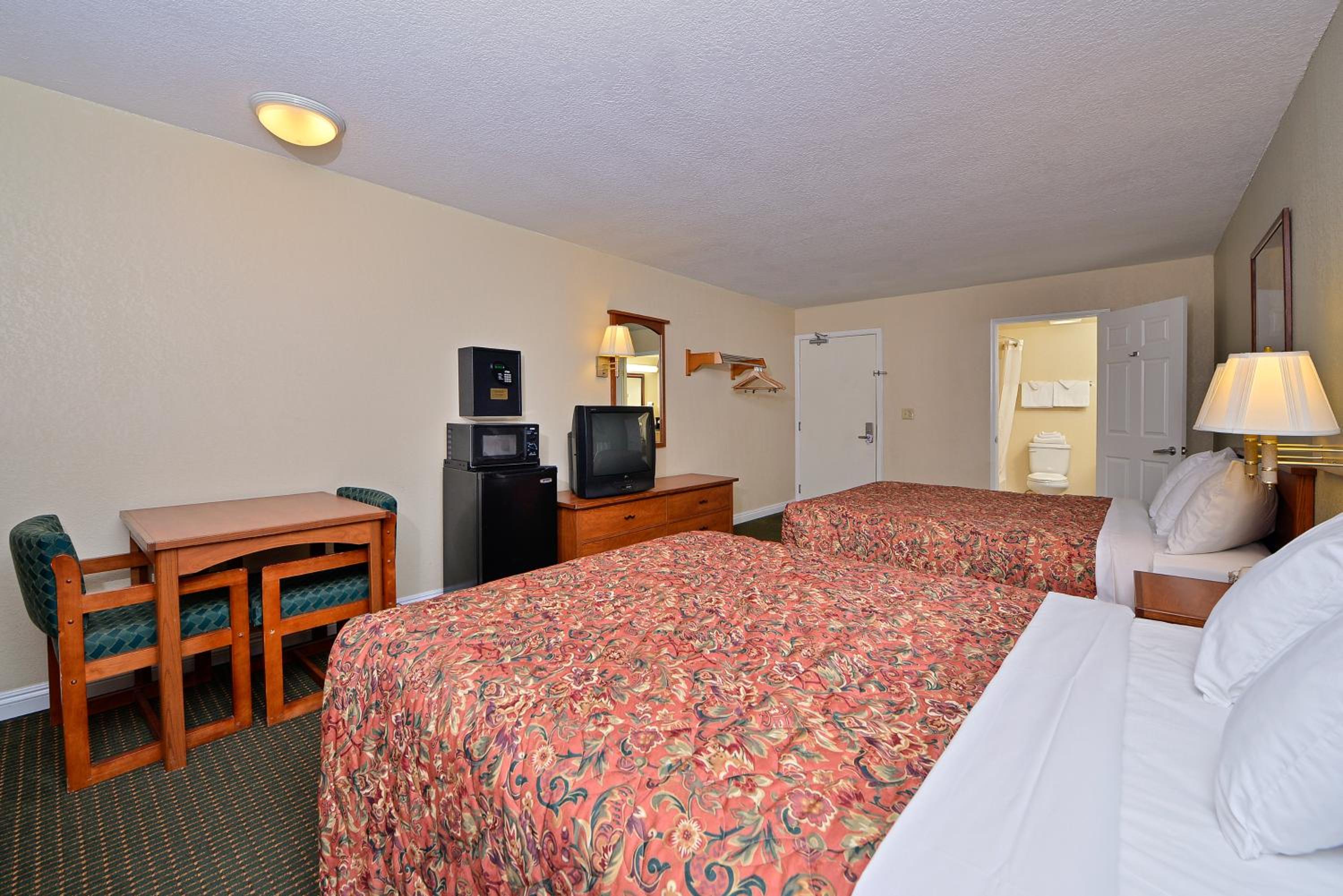 Queen Room With Two Queen Beds - Non-Smoking - Photo 1