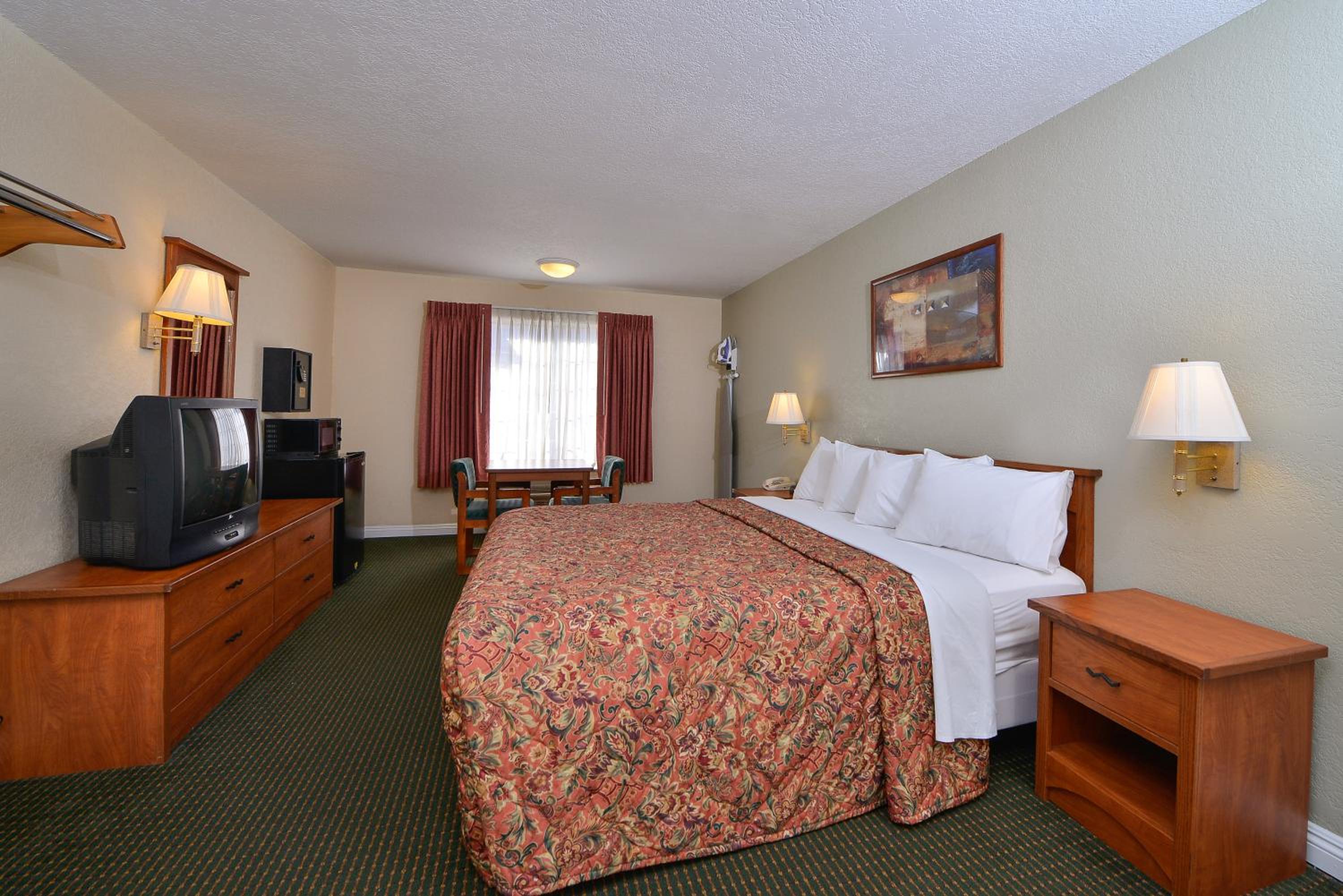 King Room - Non-Smoking - Photo 6