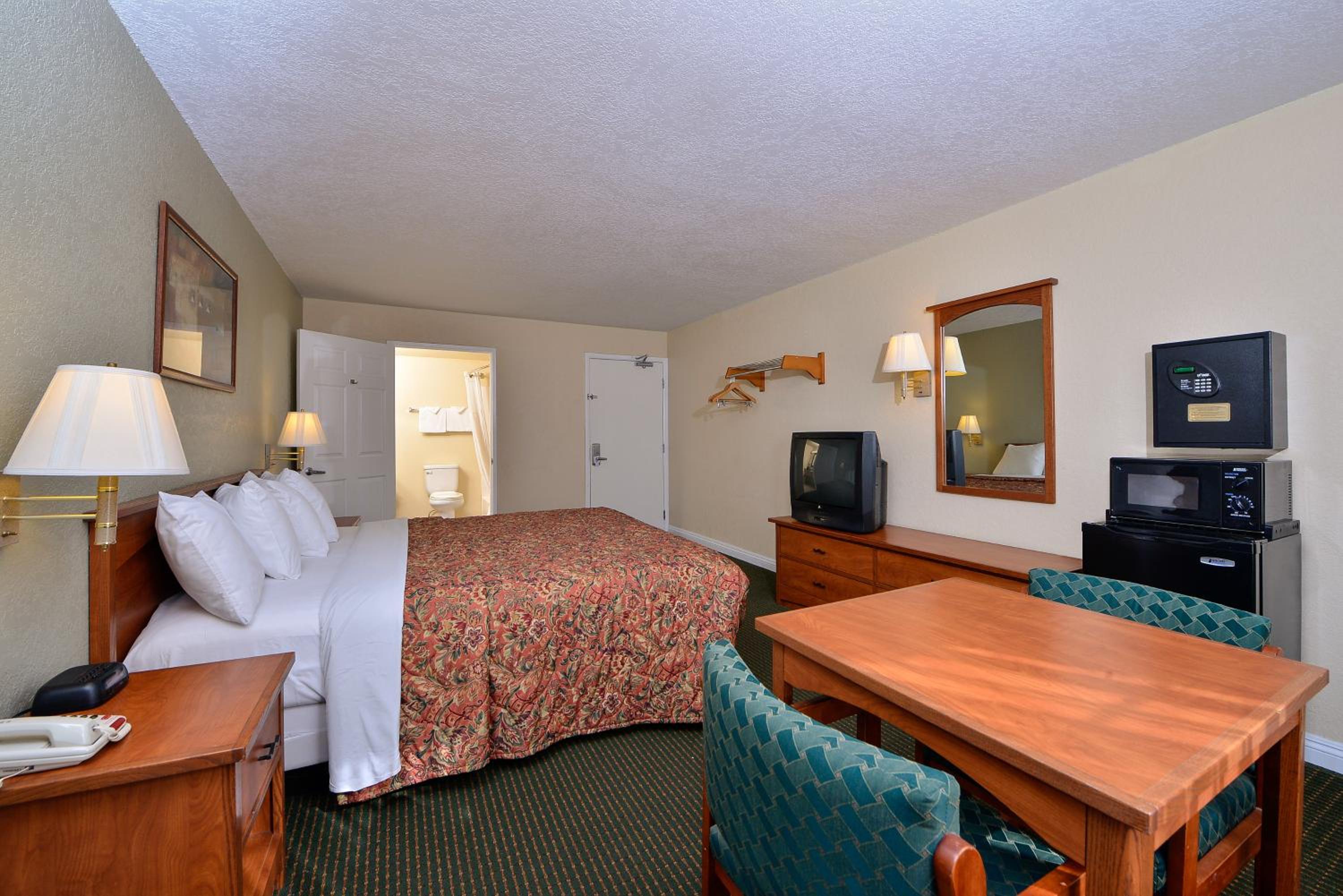 King Room - Non-Smoking - Photo 2