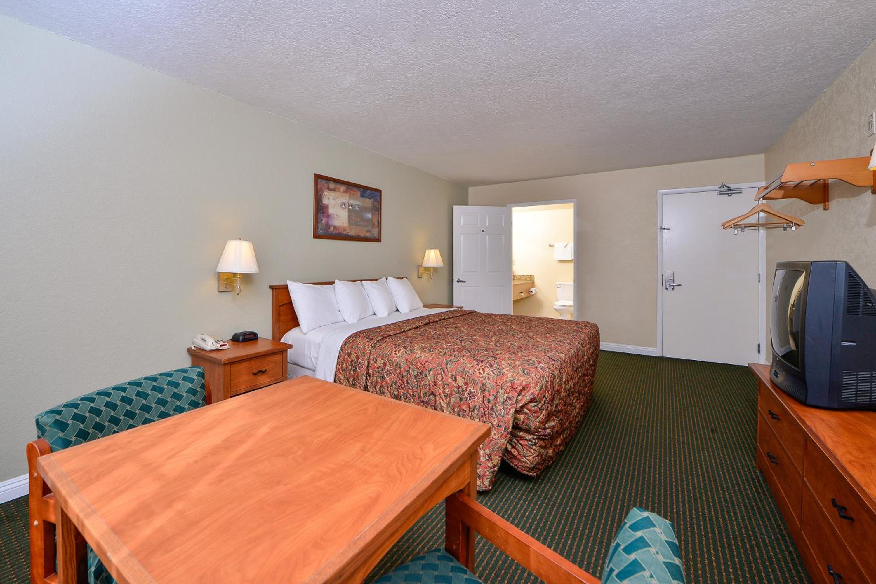 King Room - Non-Smoking - Photo 5