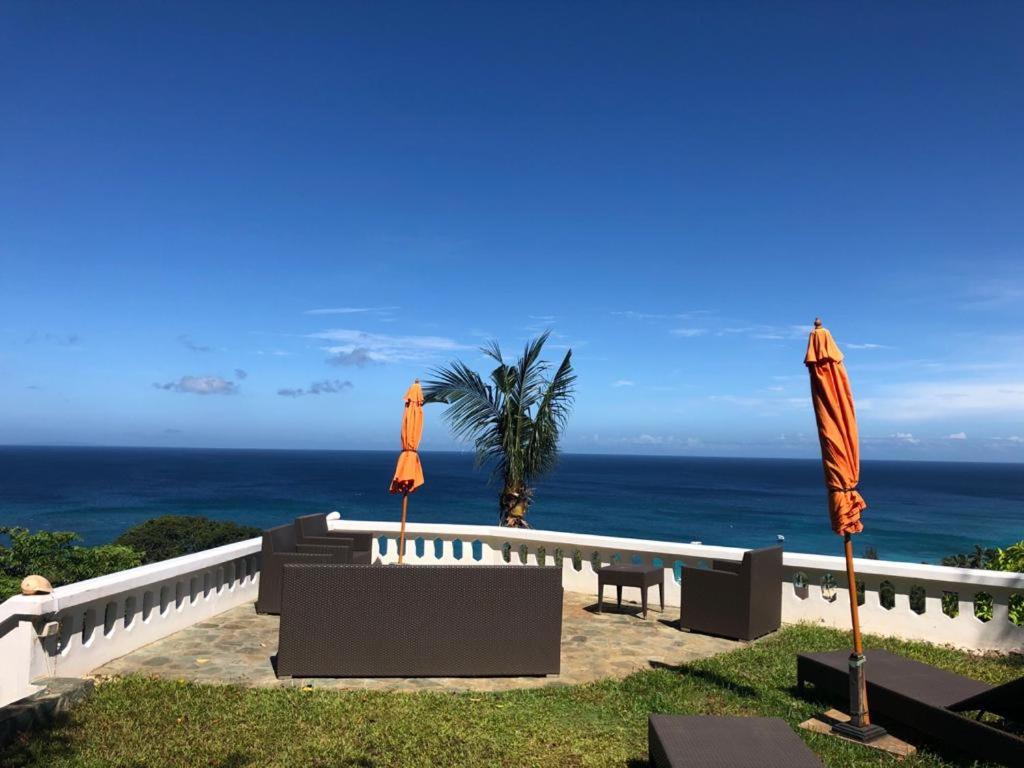 Deluxe Double Room with Side Sea View