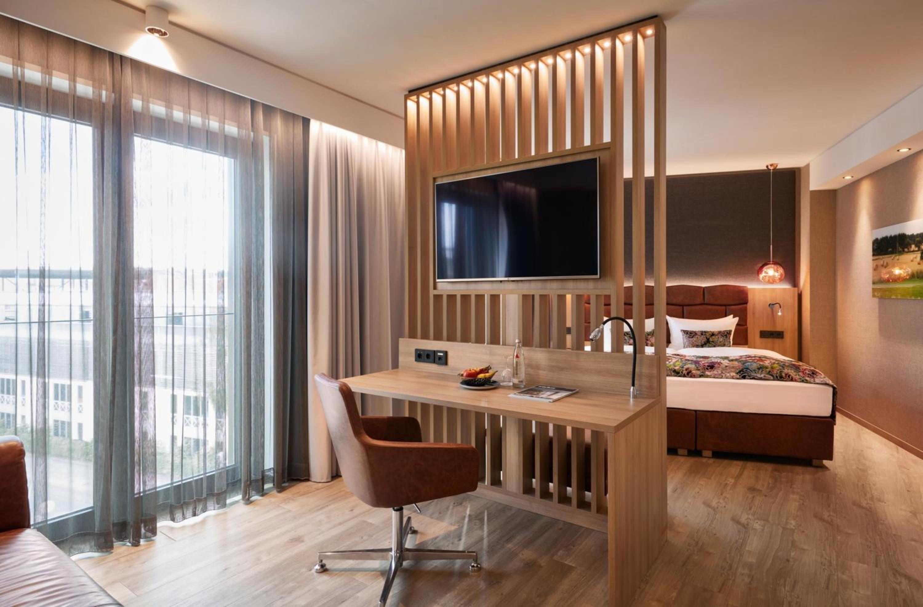 Premium King Room with Balcony - Photo 3