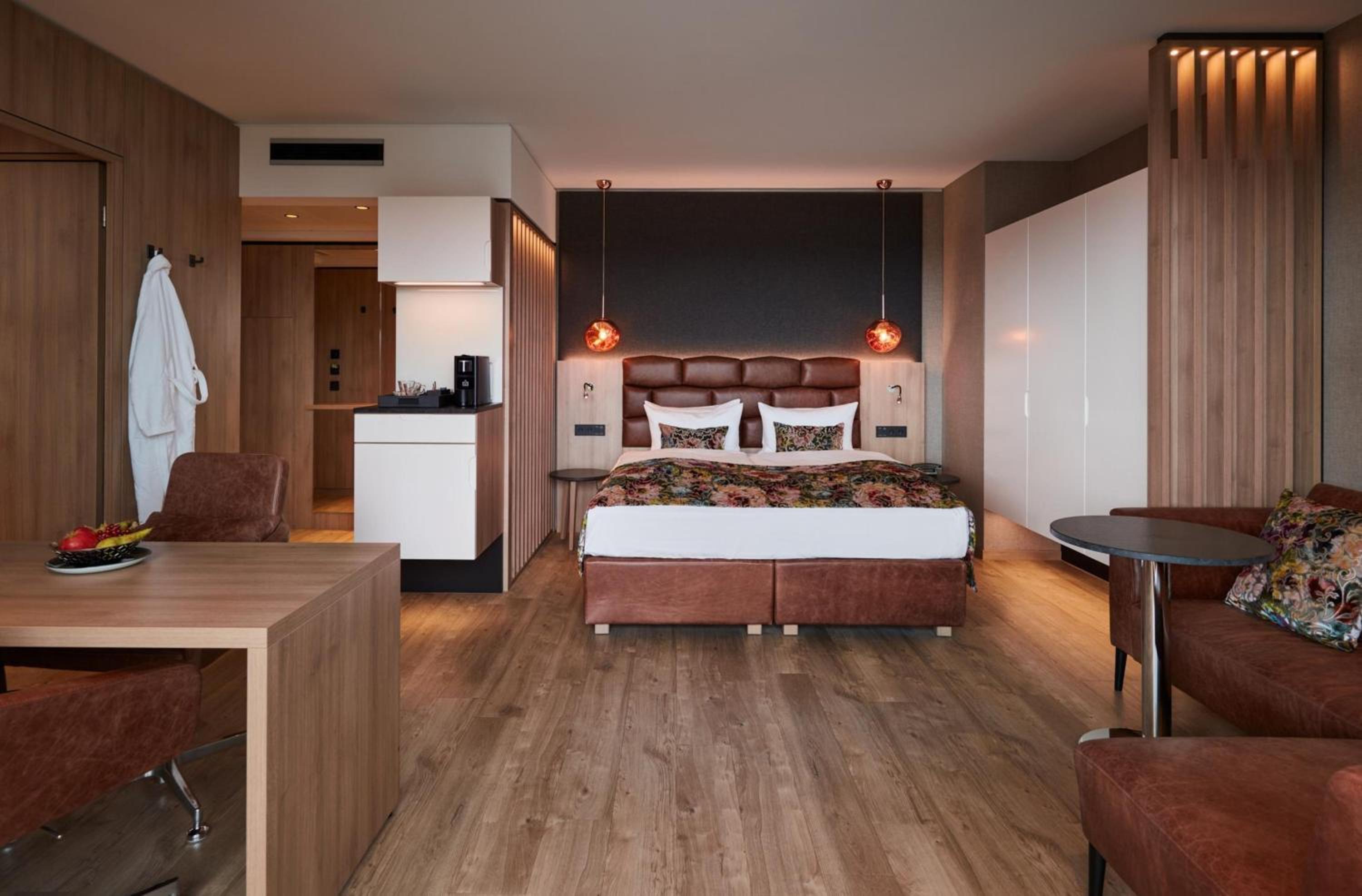 King Suite with Balcony - Photo 3