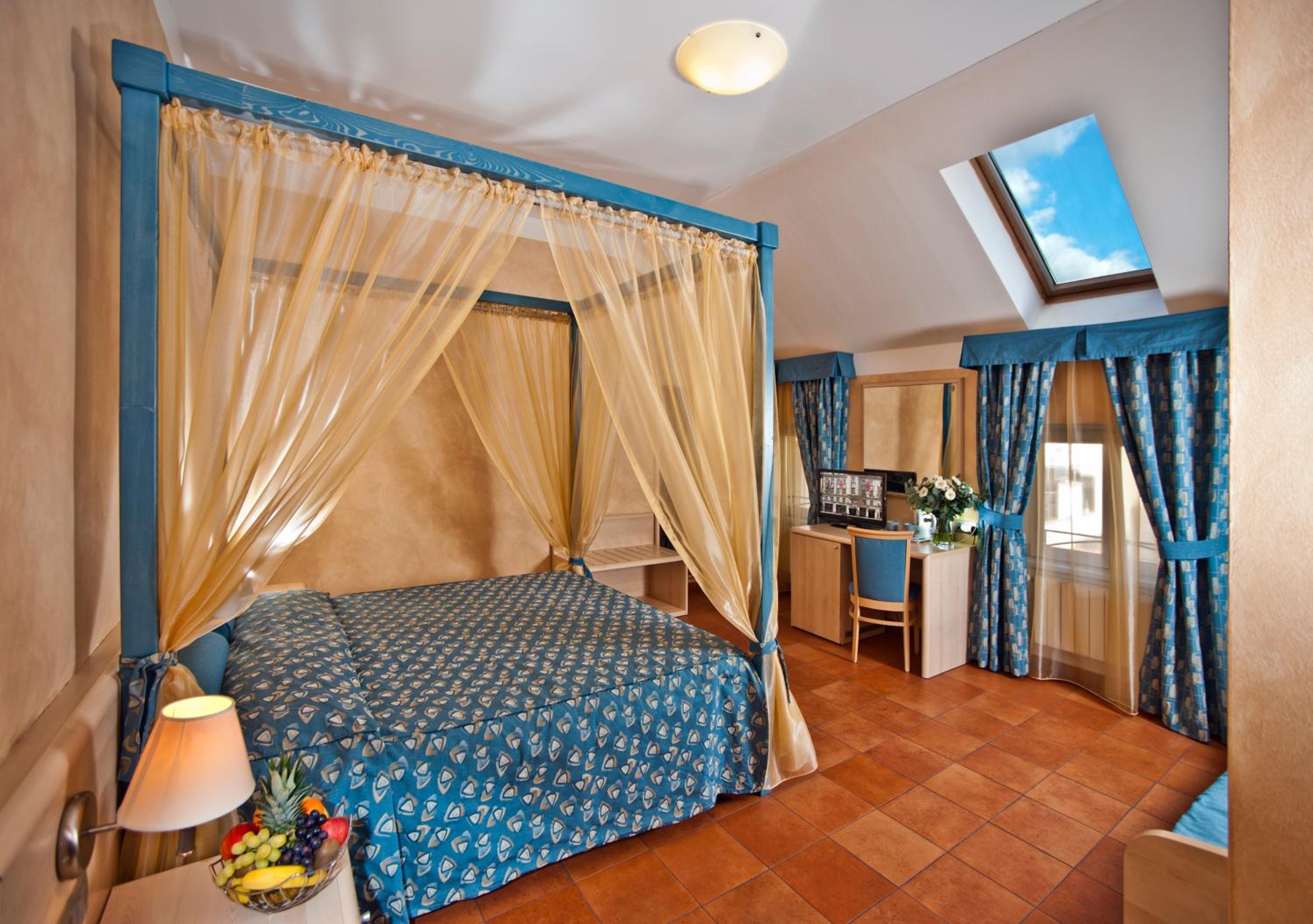 Standard Double or Twin Room thumbnail 6