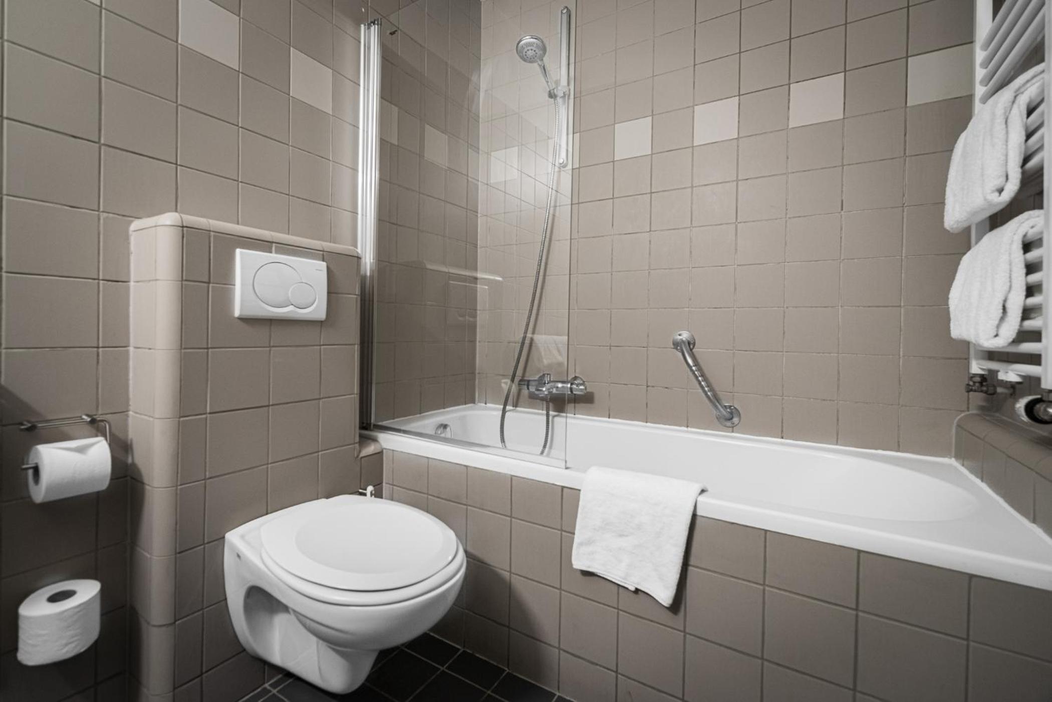 Budget Room with bath - Photo 13