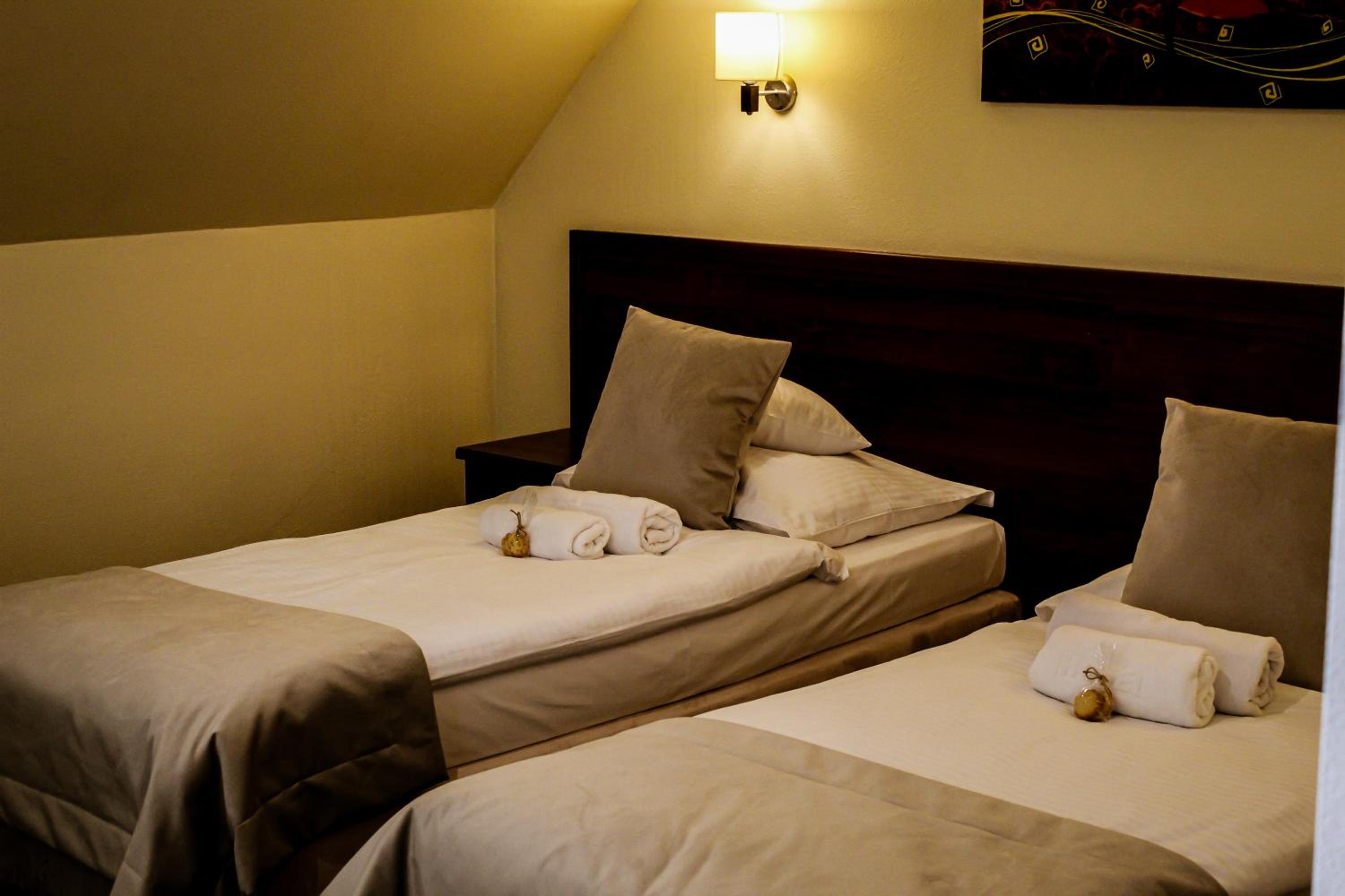 Standard Double or Twin Room - Photo 7