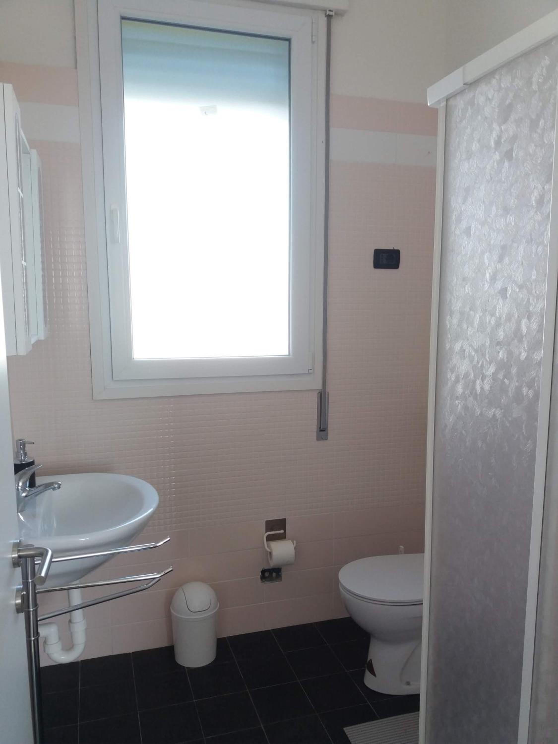 Double Room with Private Bathroom - Photo 5