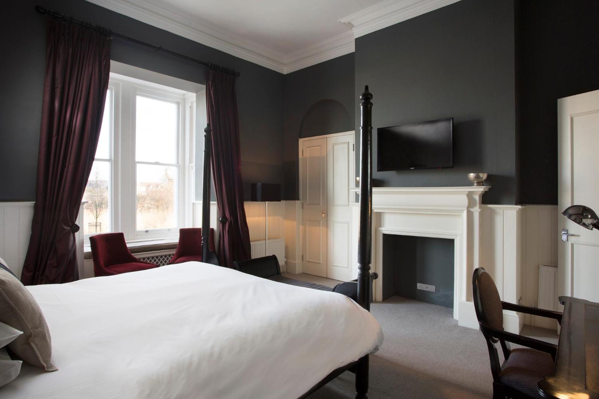 Double Room with River View - Photo 1