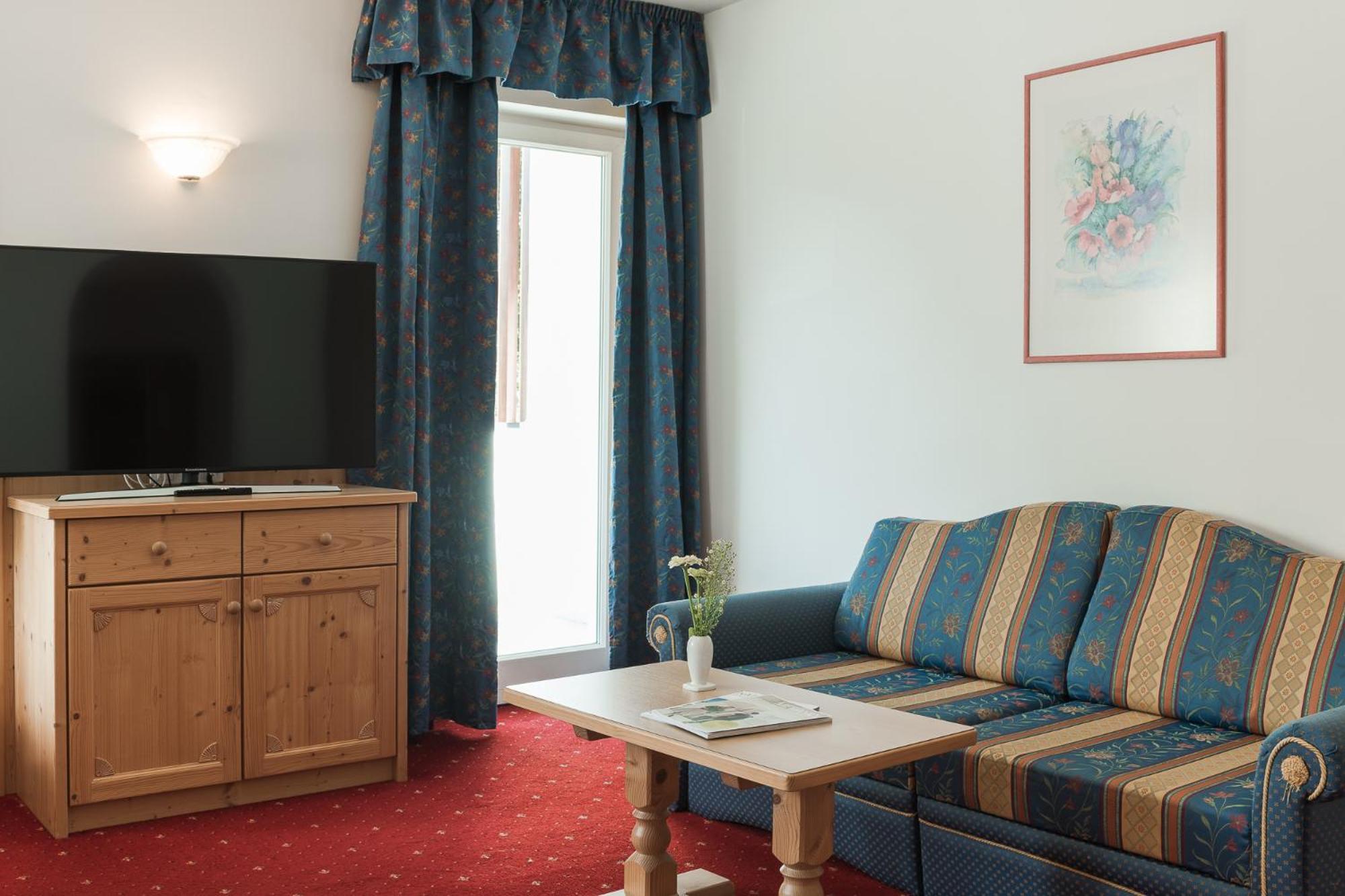 Suite with Balcony and Mountain View photo 3