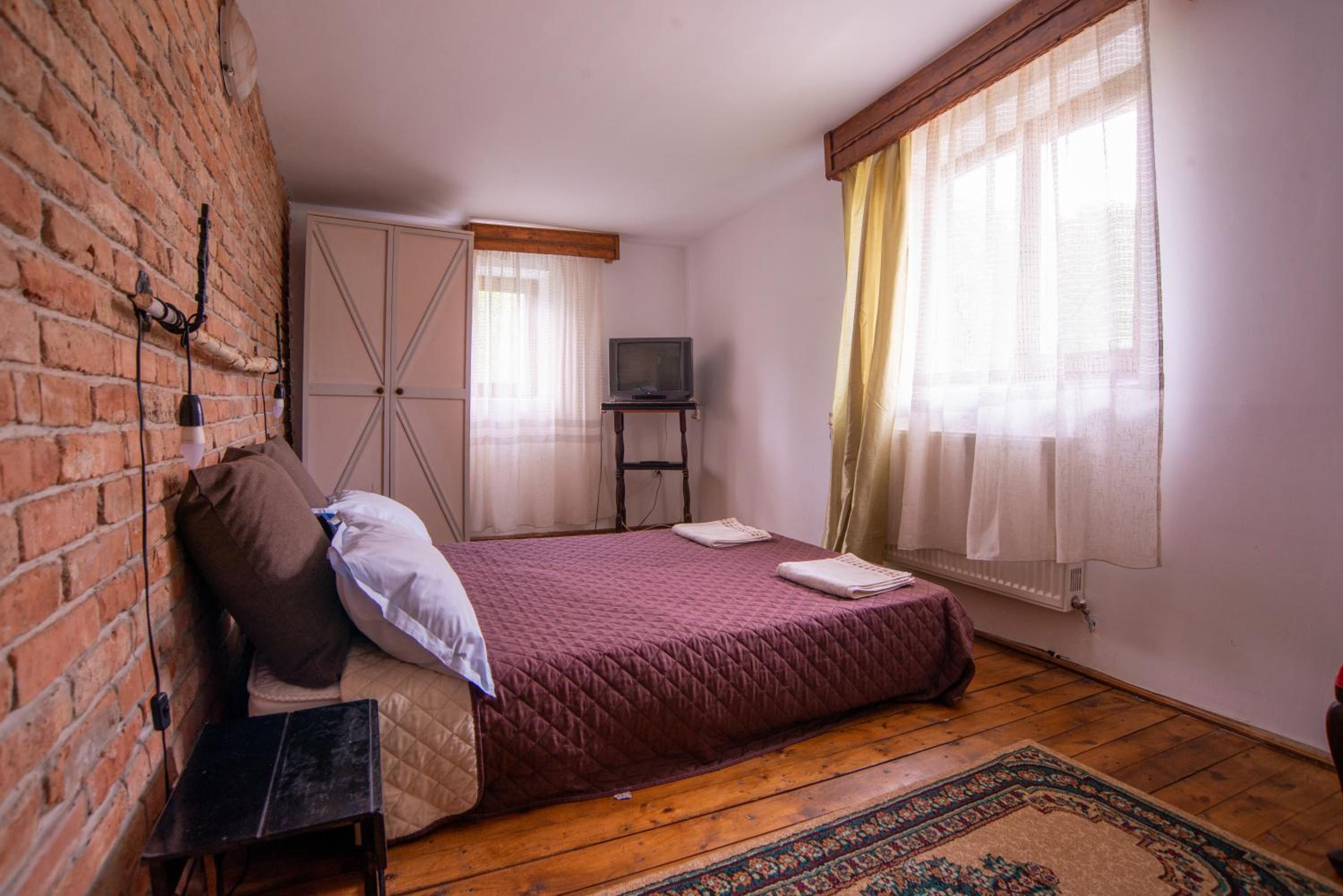 One-Bedroom Apartment - Photo 2