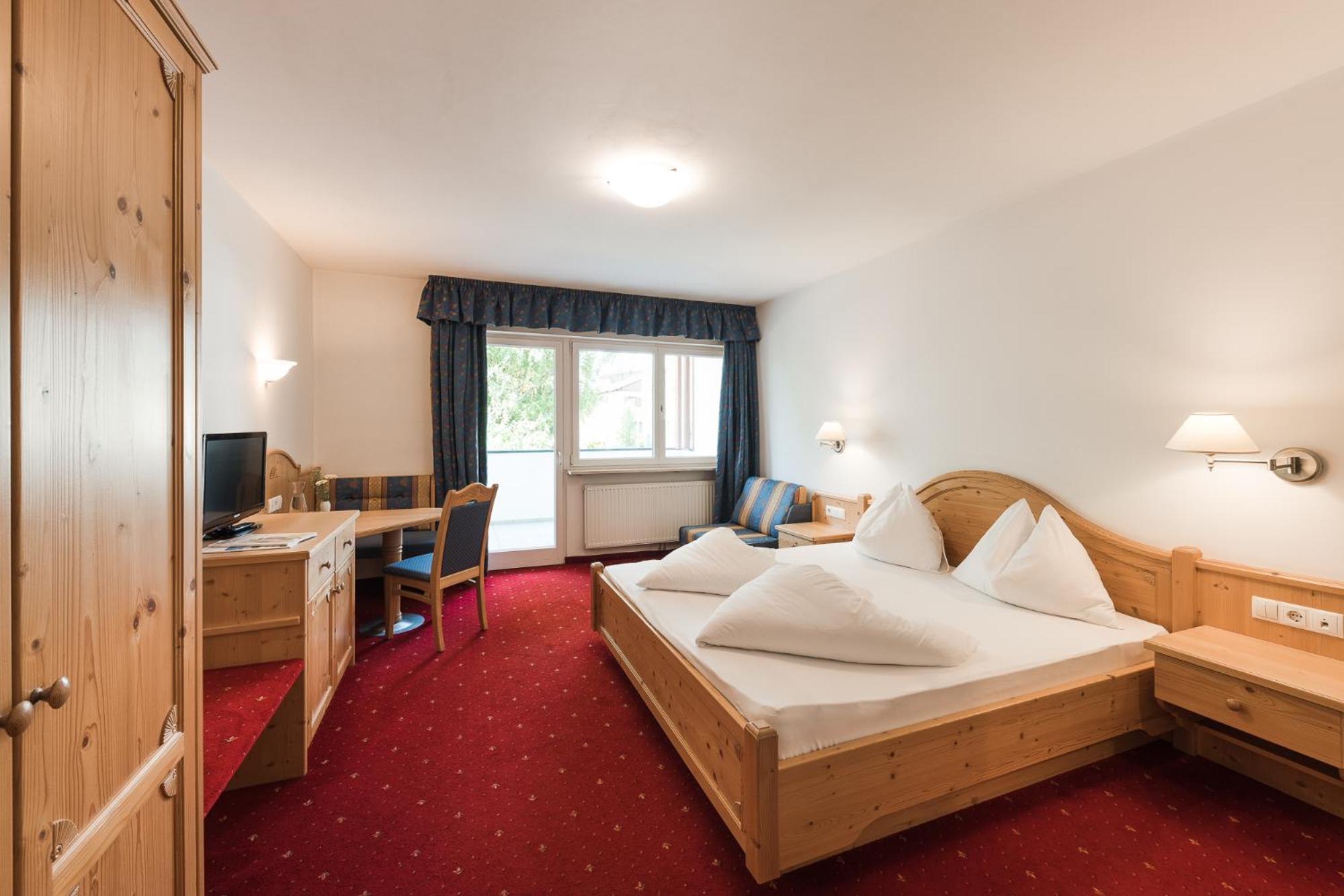 Double Room with Balcony and Mountain View photo 3