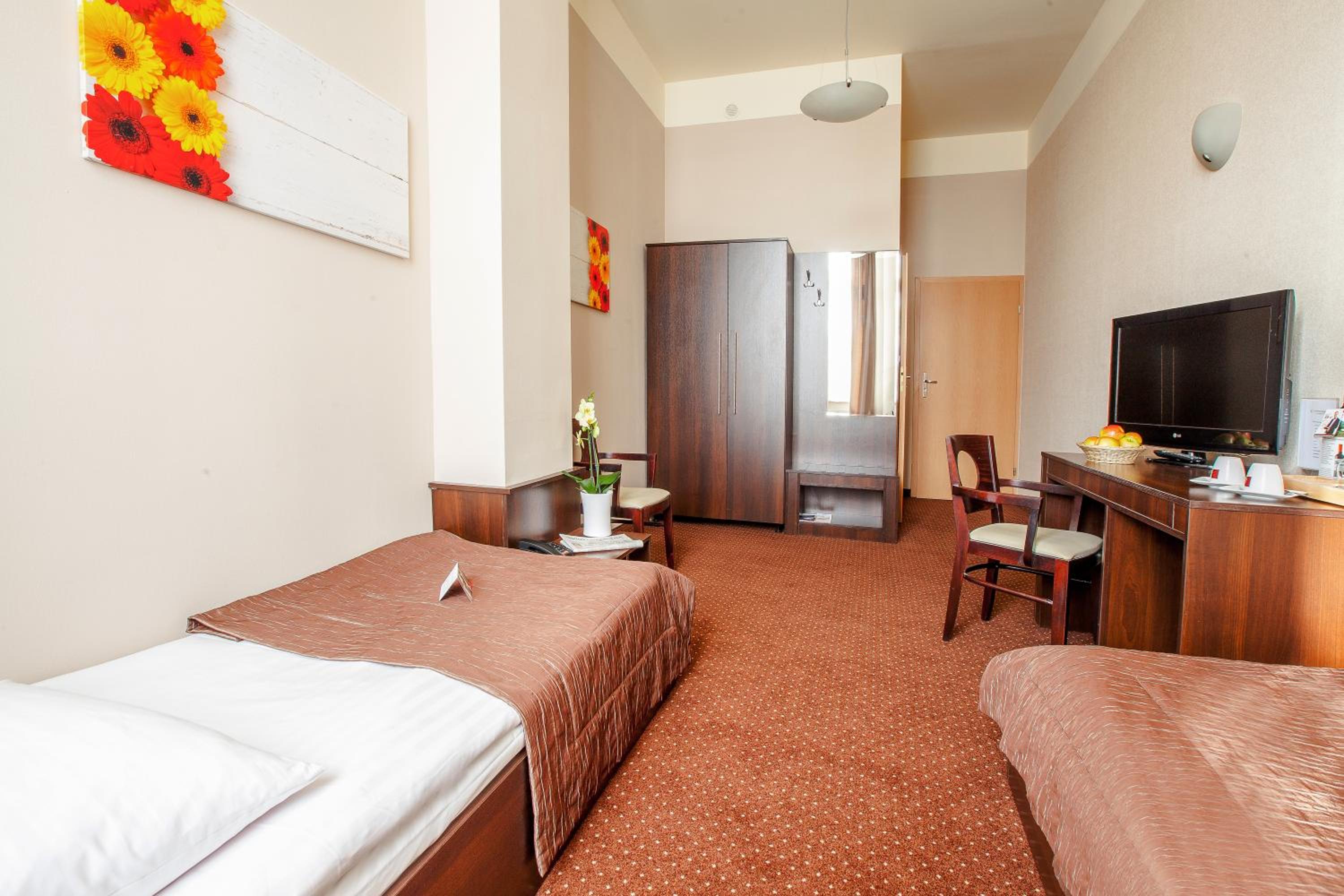 Standard Twin Room - Photo 4