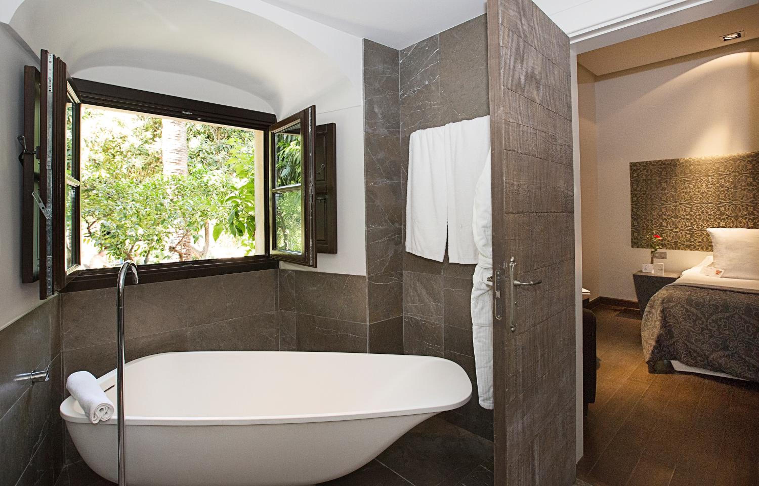 King Room with Garden View - Photo 10