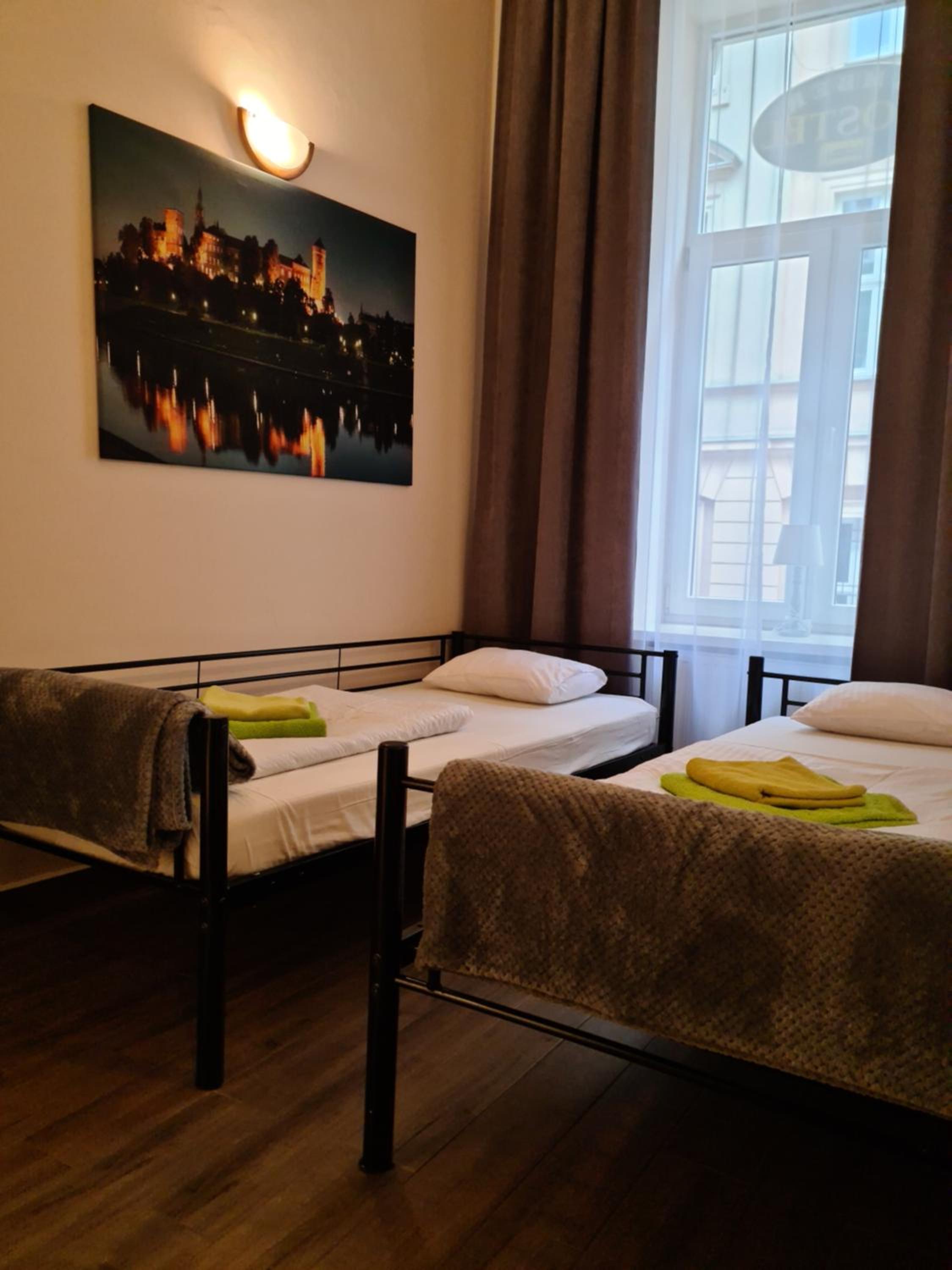 Twin Room with Private Bathroom - Photo 6