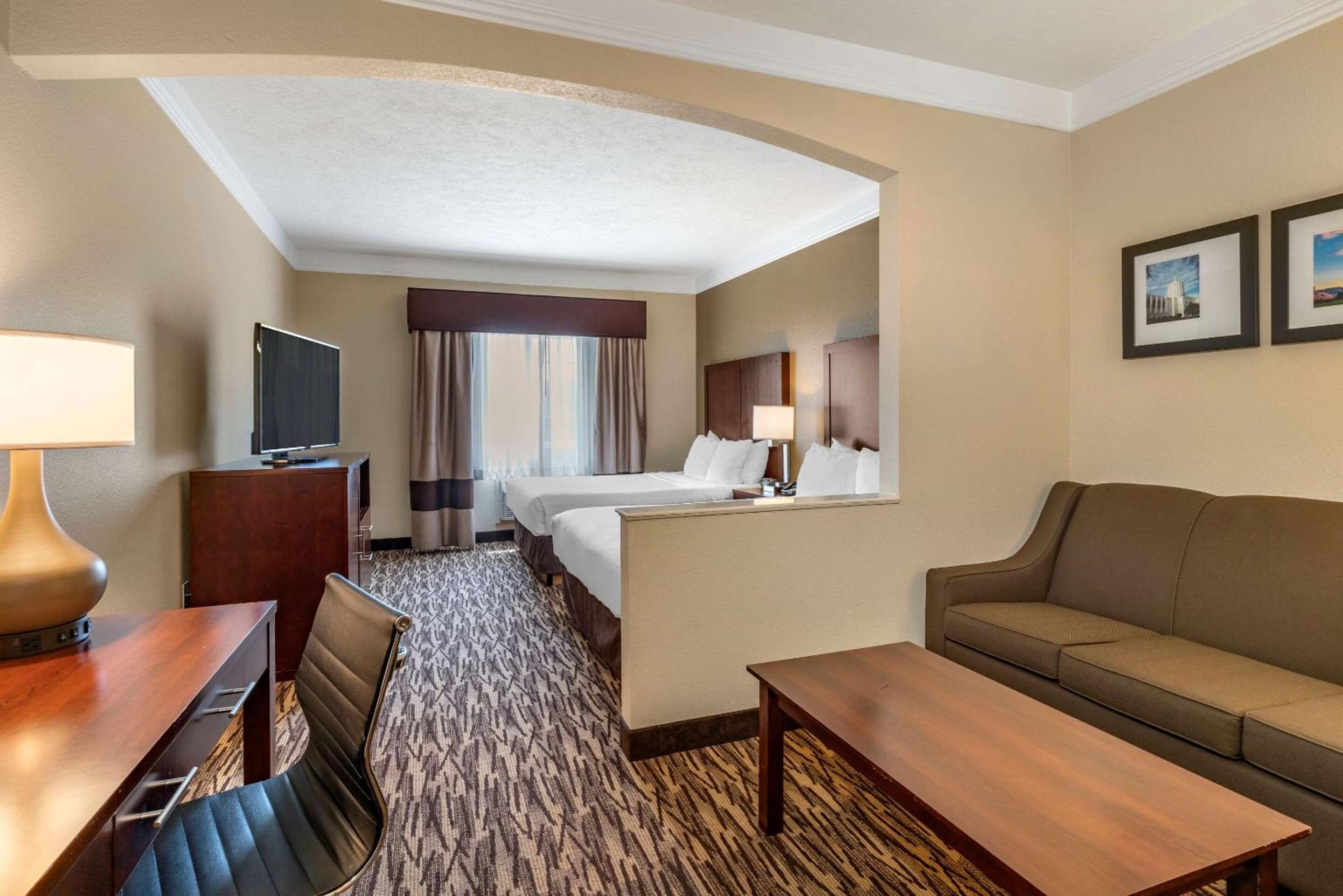 Queen Room with Two Queen Beds - Non-Smoking - Photo 1