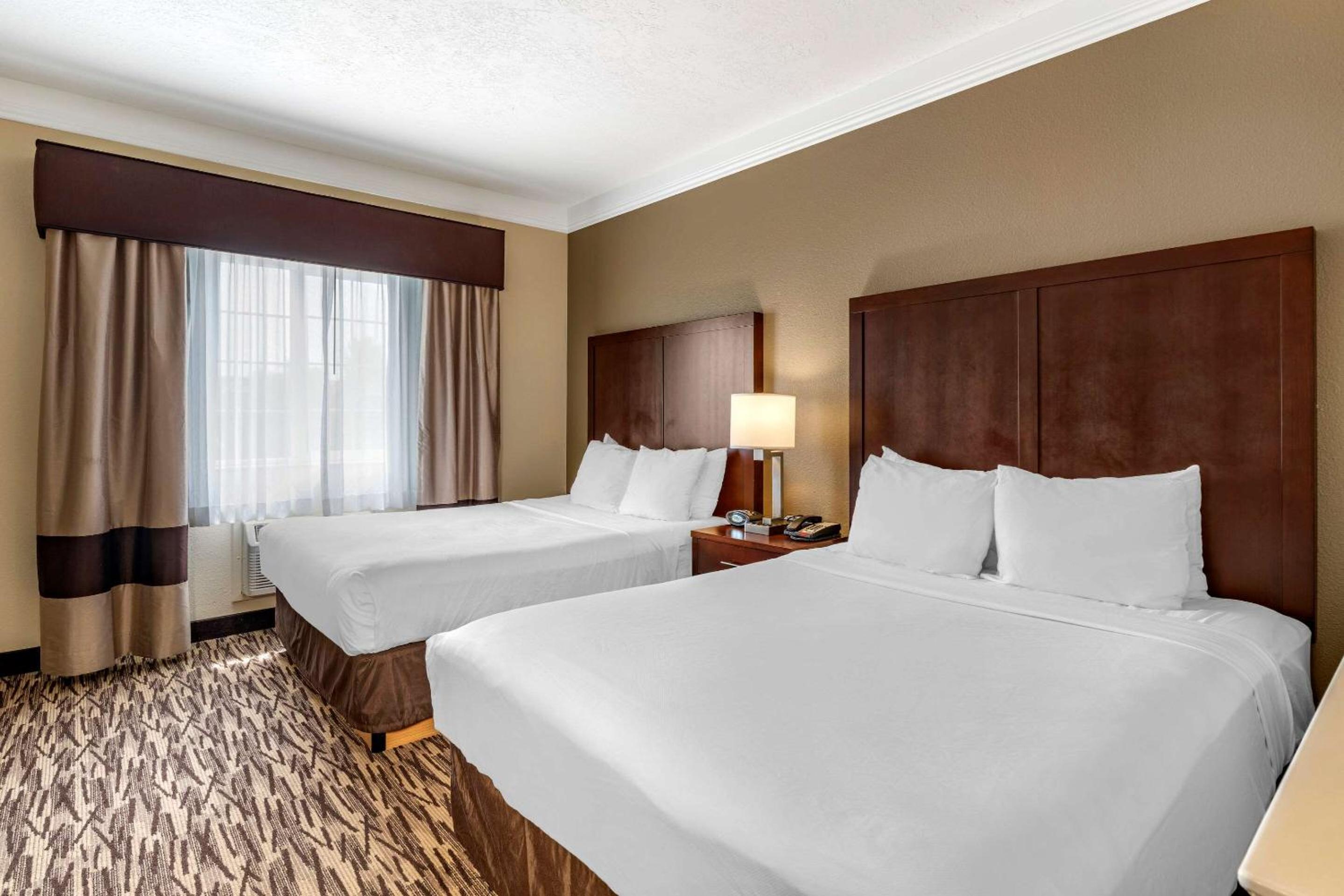 Queen Room with Two Queen Beds - Non-Smoking - Photo 3