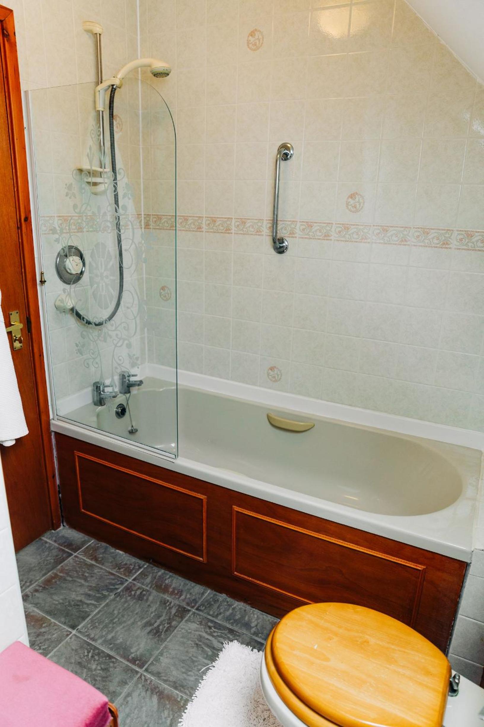 Standard Twin Room - Photo 4