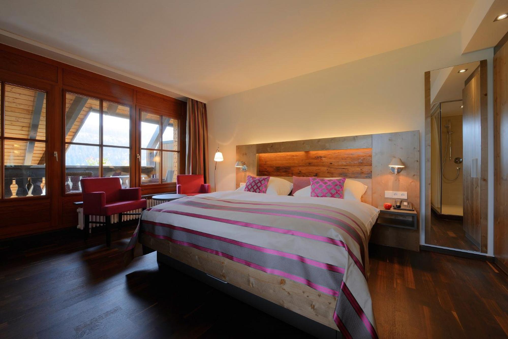 Deluxe Double Room with Lake View and Corner Balcony - Photo 1