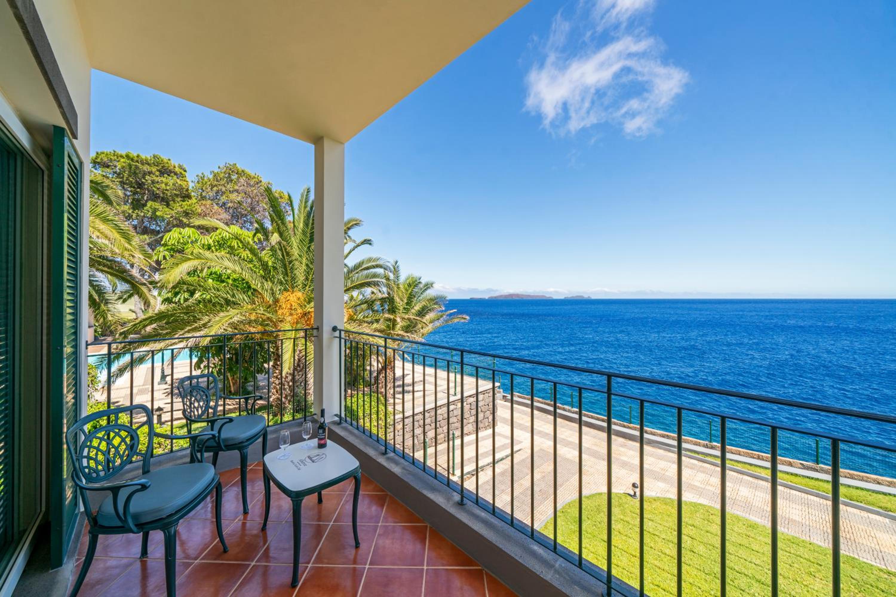 Superior Suite with Sea View and Balcony - Photo 6