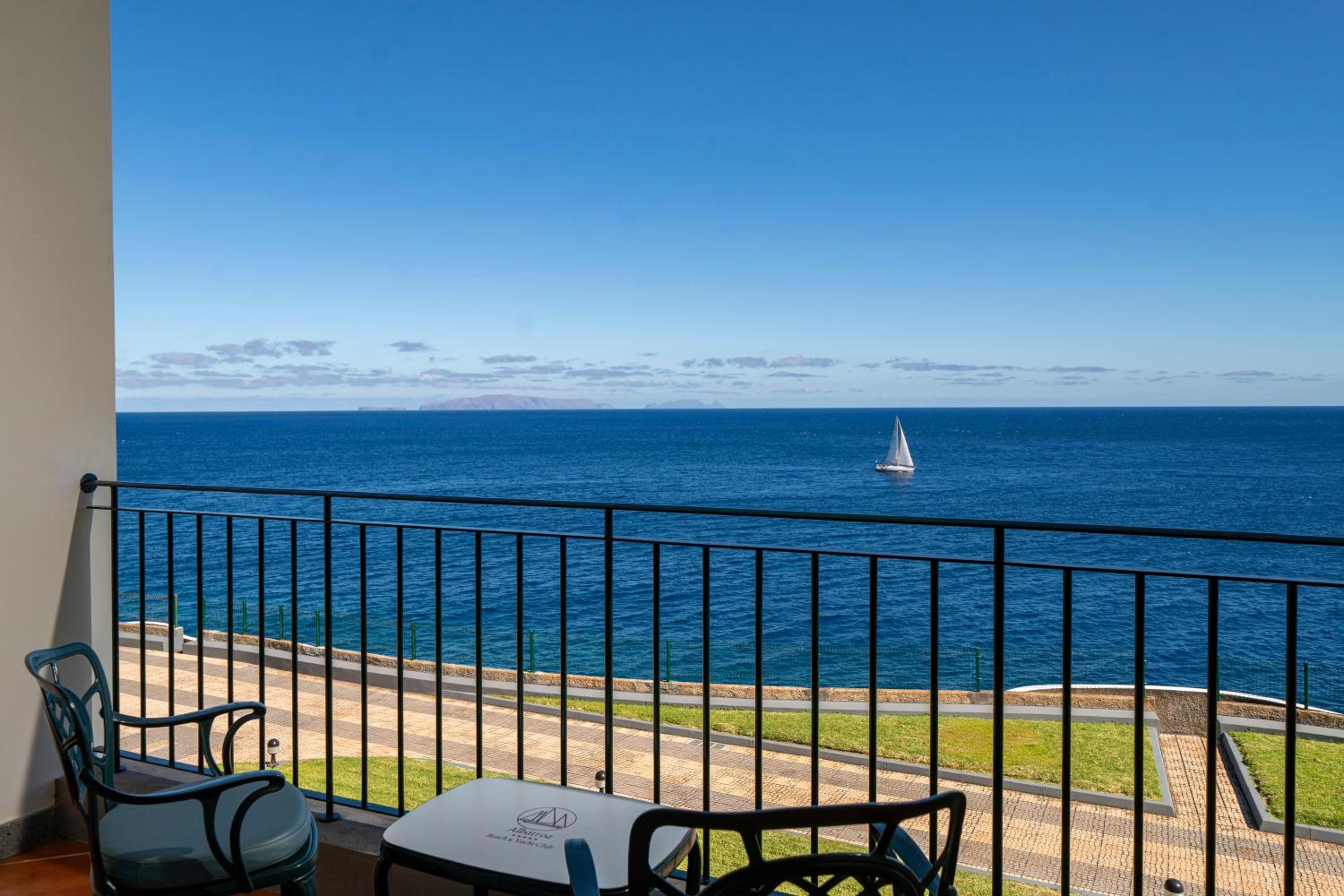 Superior Suite with Sea View and Balcony - Photo 5