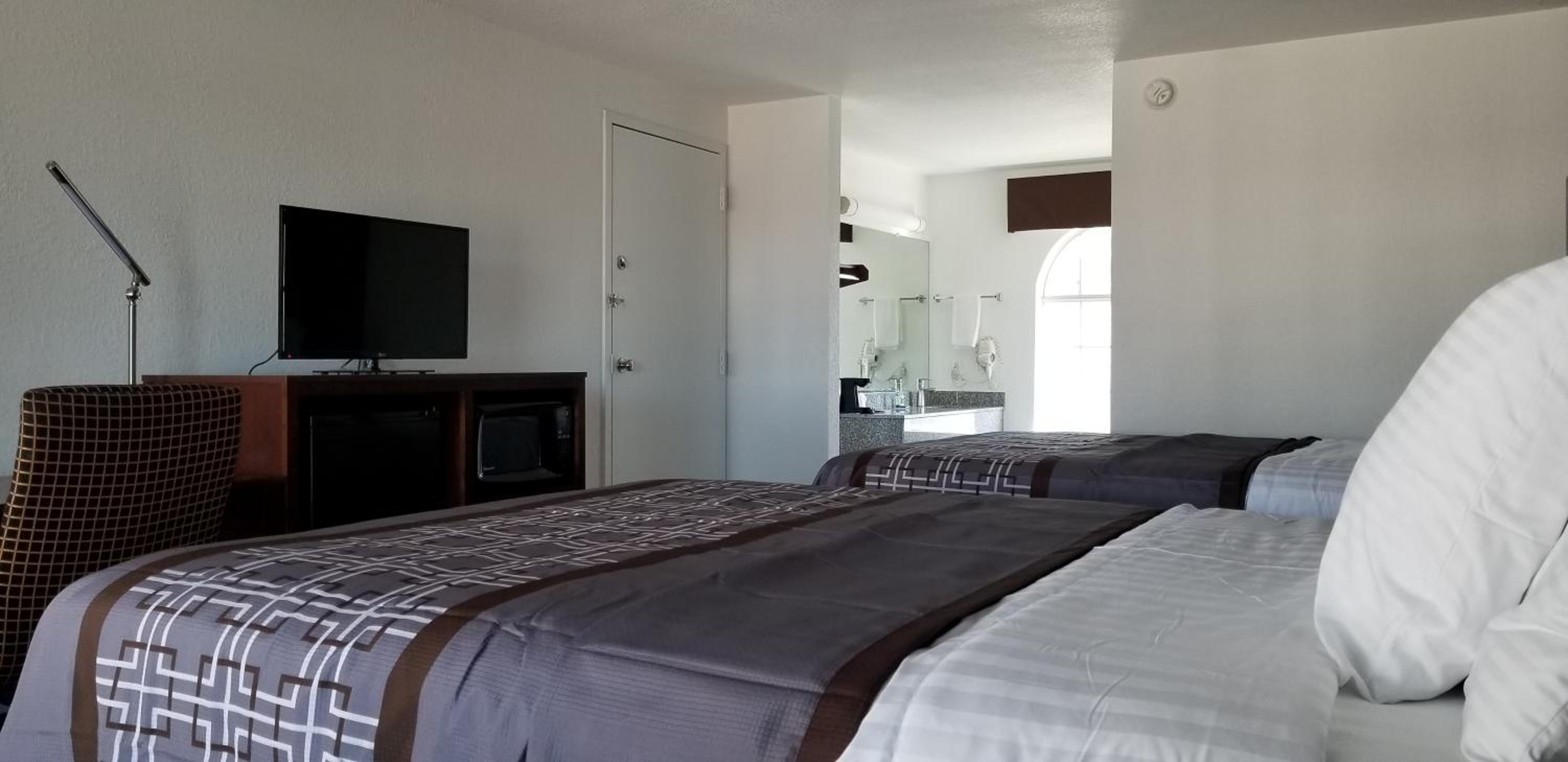 King Room - Non-Smoking - Photo 3