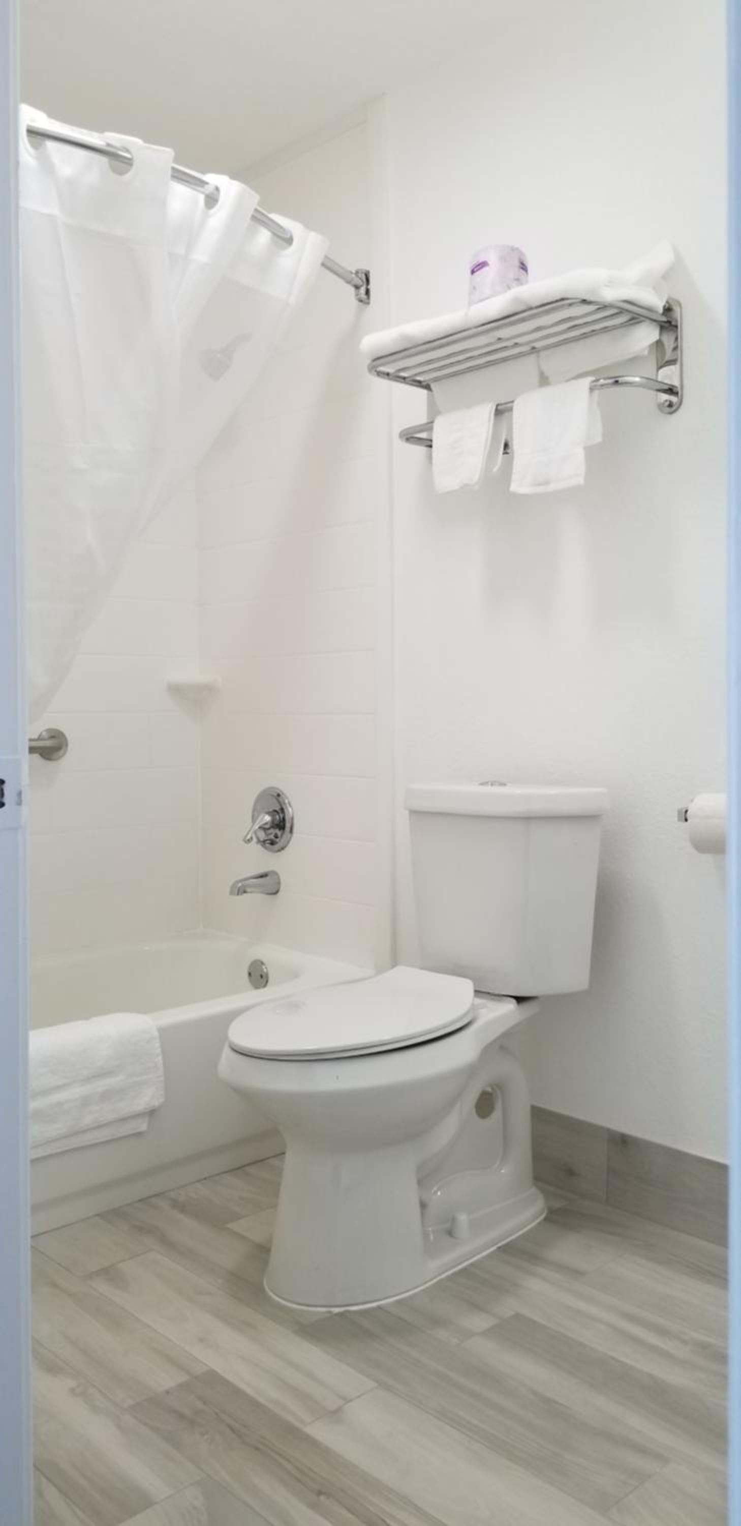 King Room - Non-Smoking - Photo 4