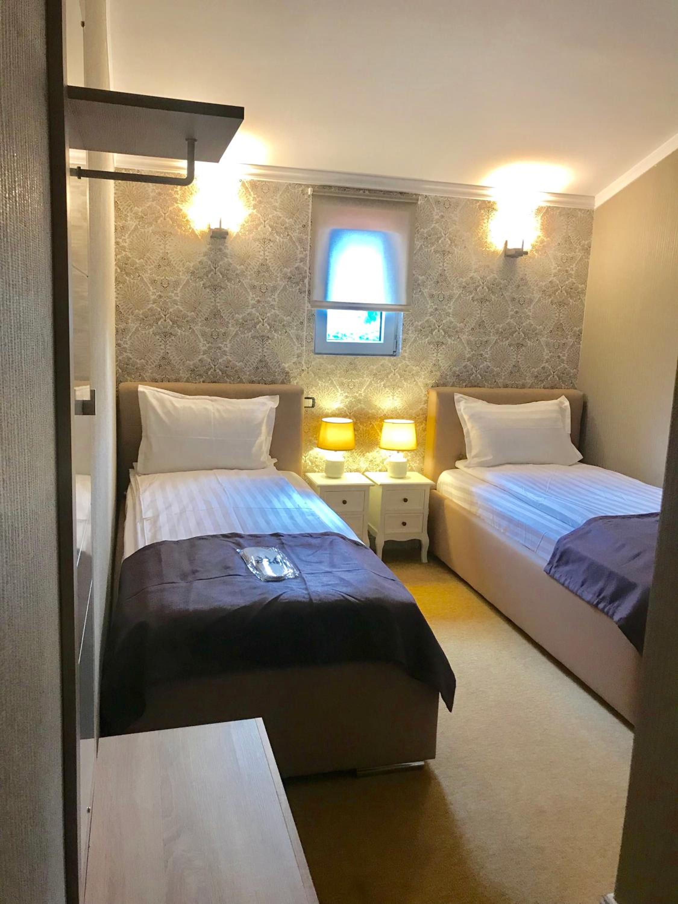 Economy Twin Room - Photo 3