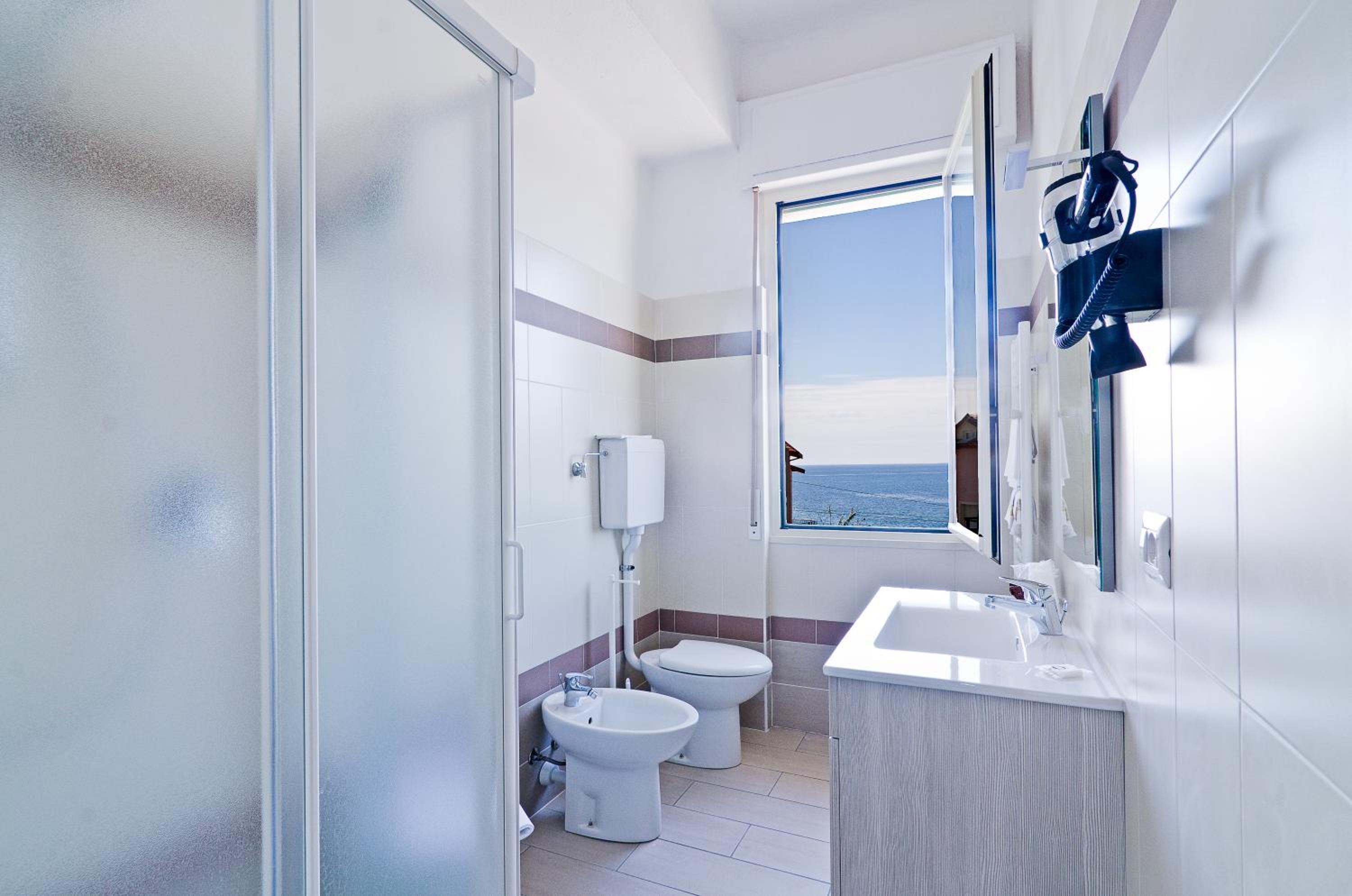 Double Room with Sea View - Photo 4
