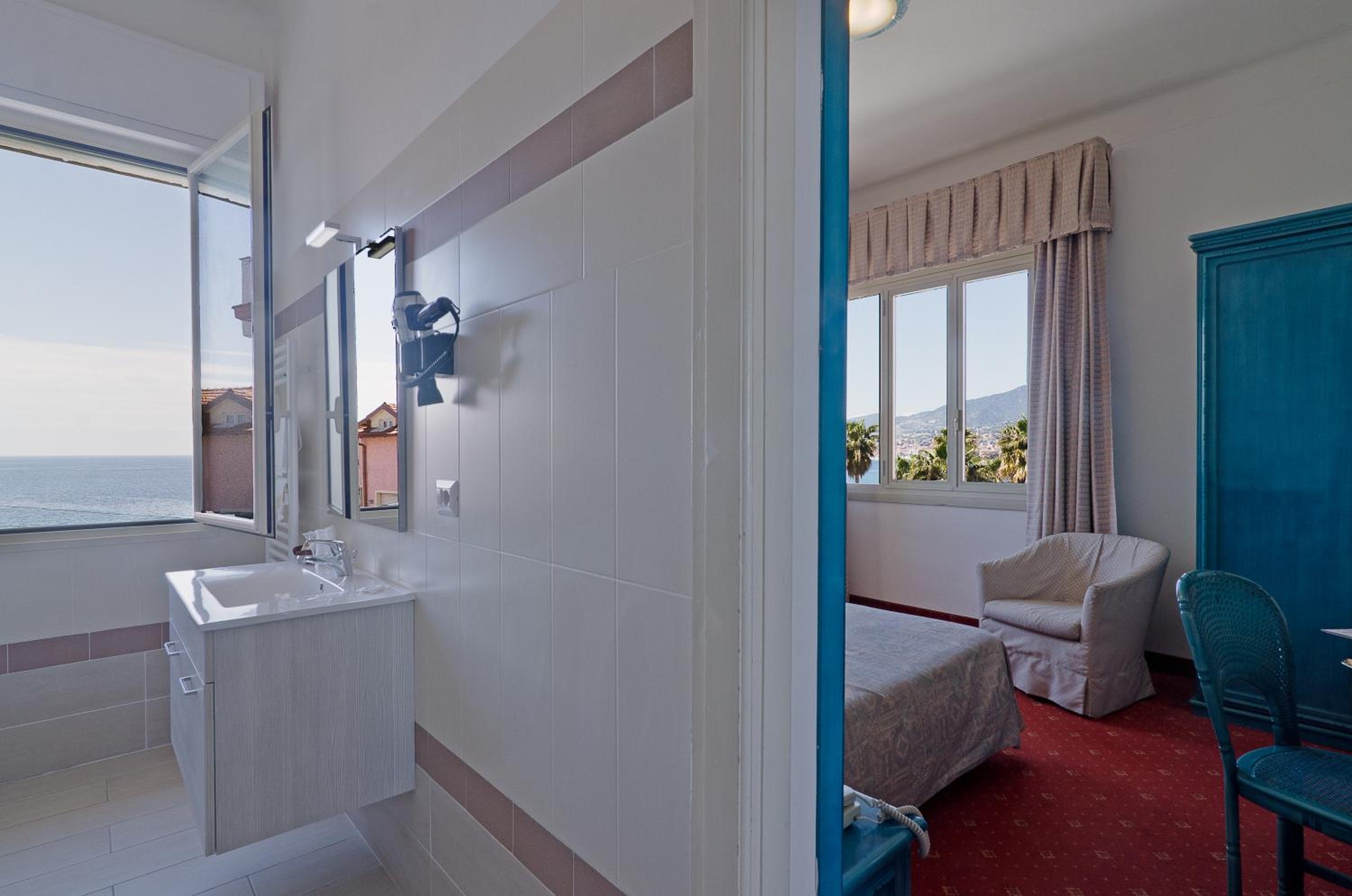 Double Room with Sea View - Photo 1