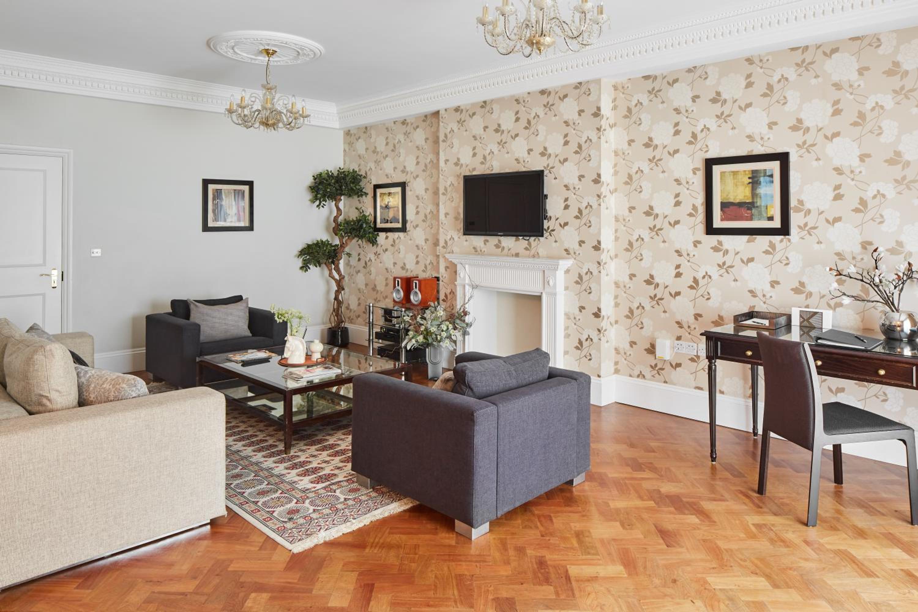 Superior Duplex Three-Bedroom Apartment with Garden View