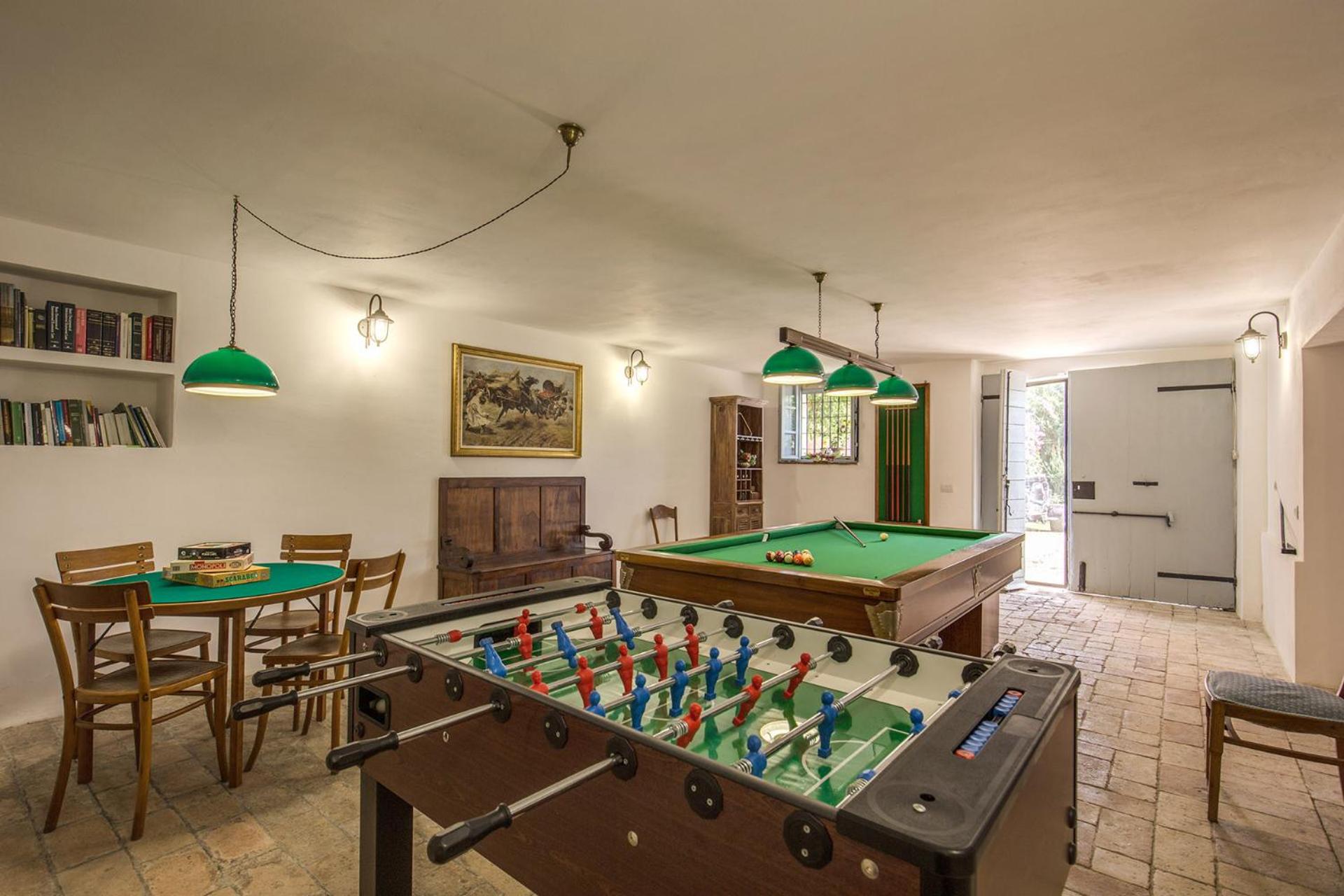 Seven-Bedroom Villa photo 2