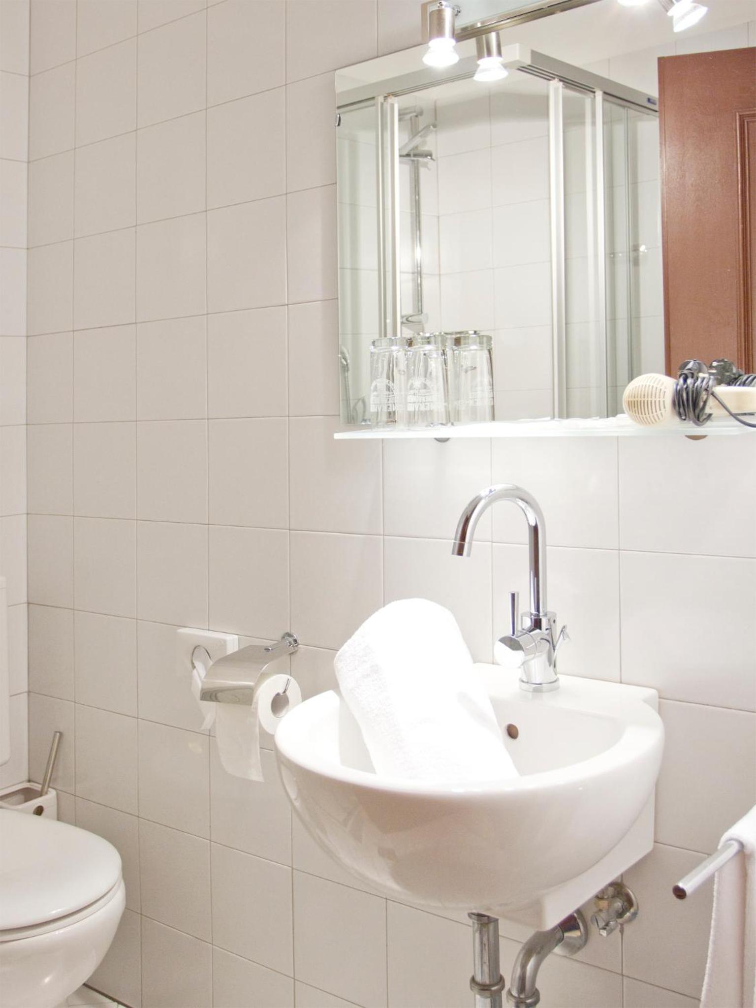 Standard Double Room - Photo 9