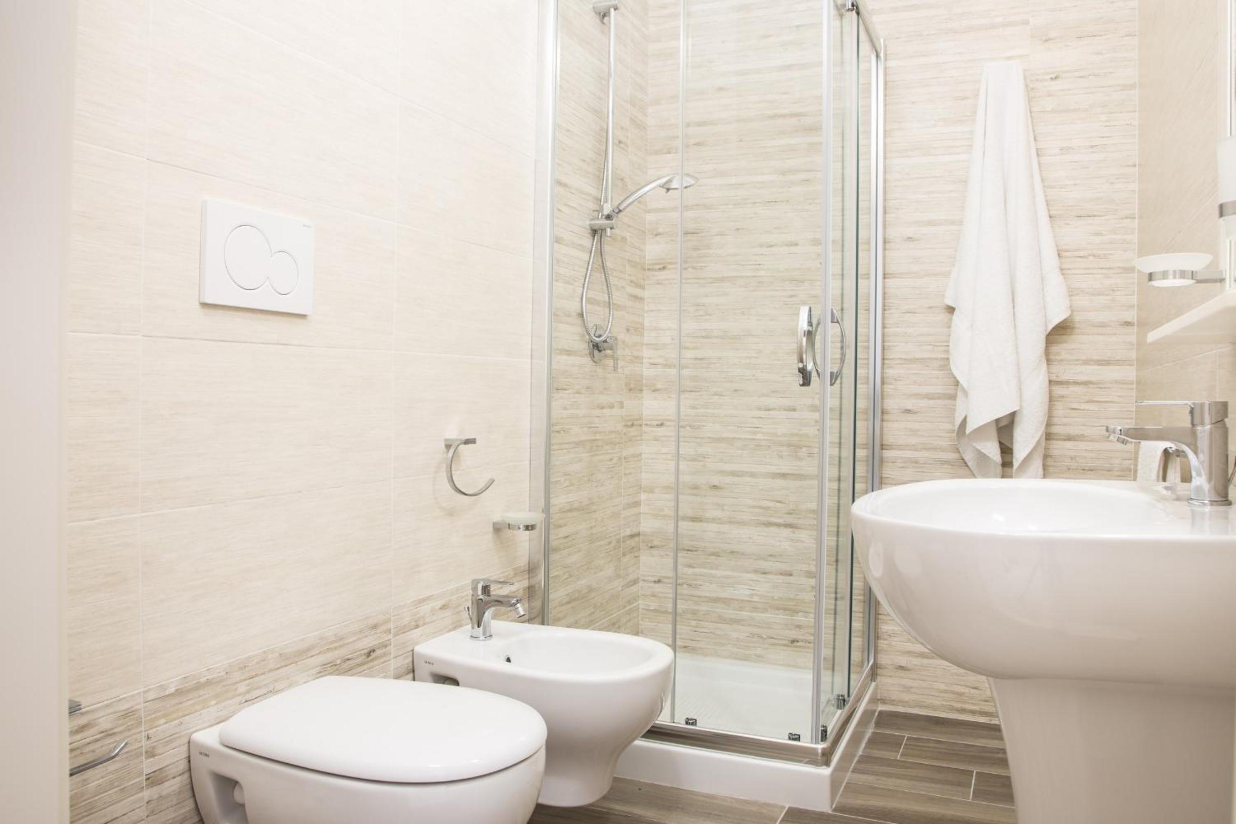 Standard Double Room - Photo 12