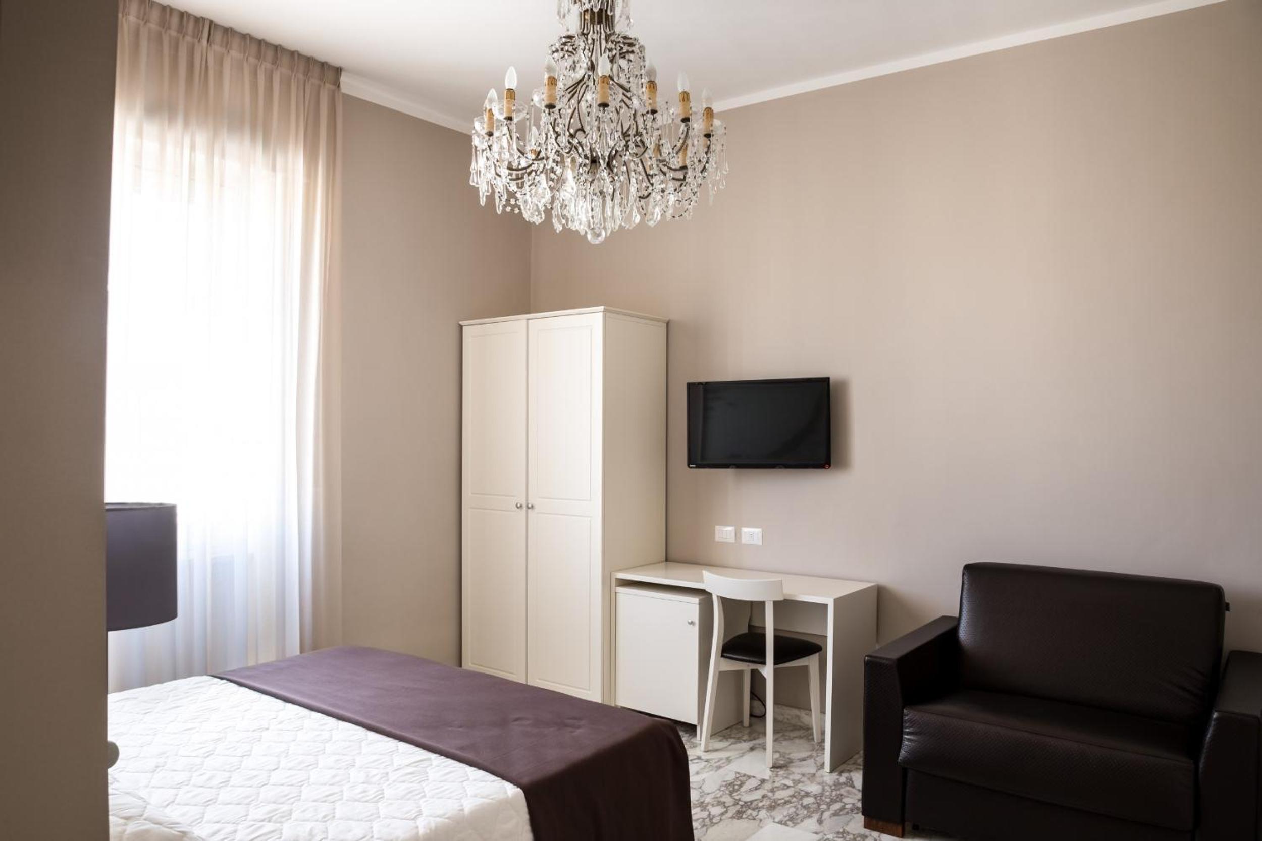 Standard Double Room - Photo 13