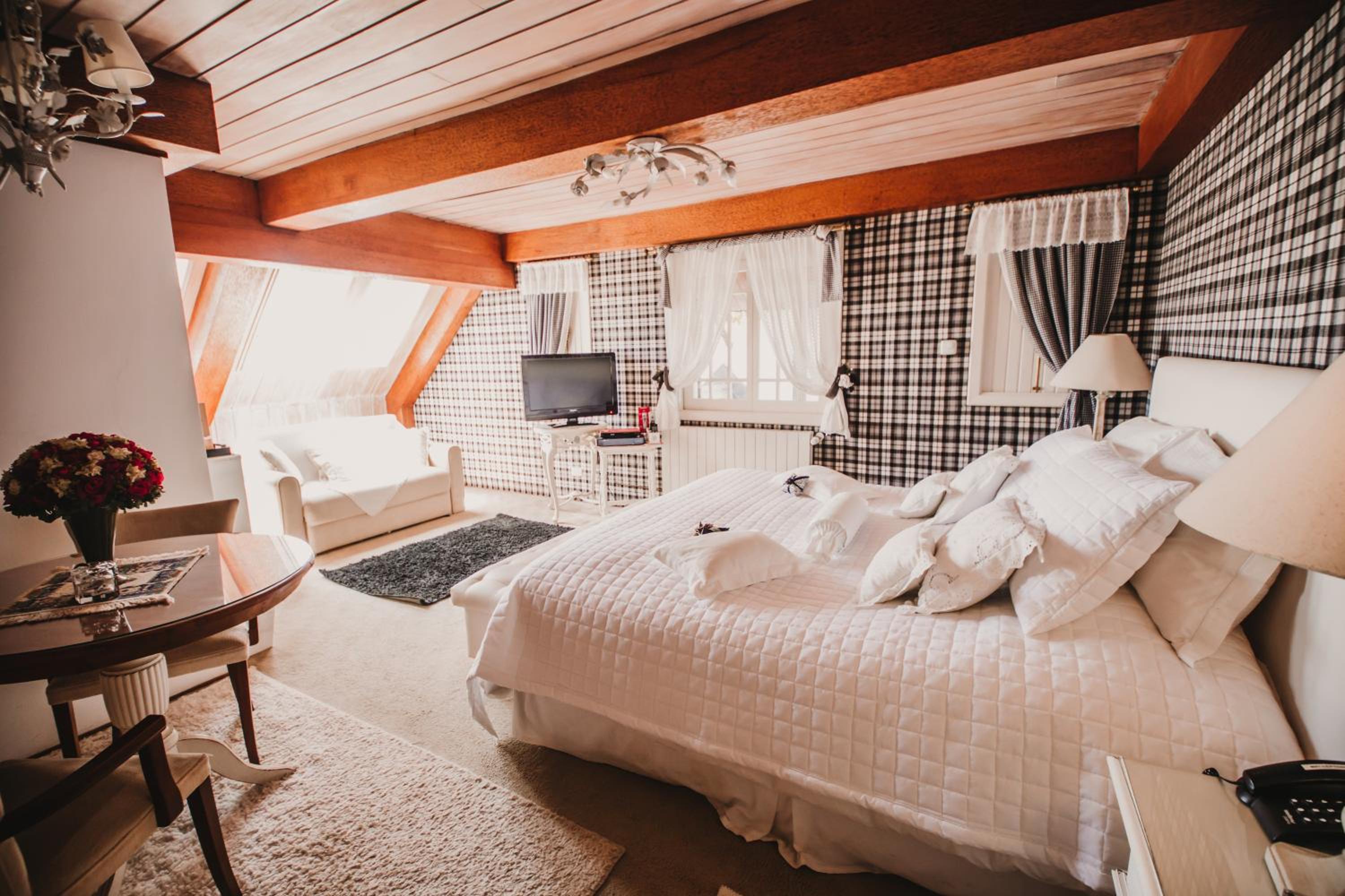 Suite with Hot Tub photo 1