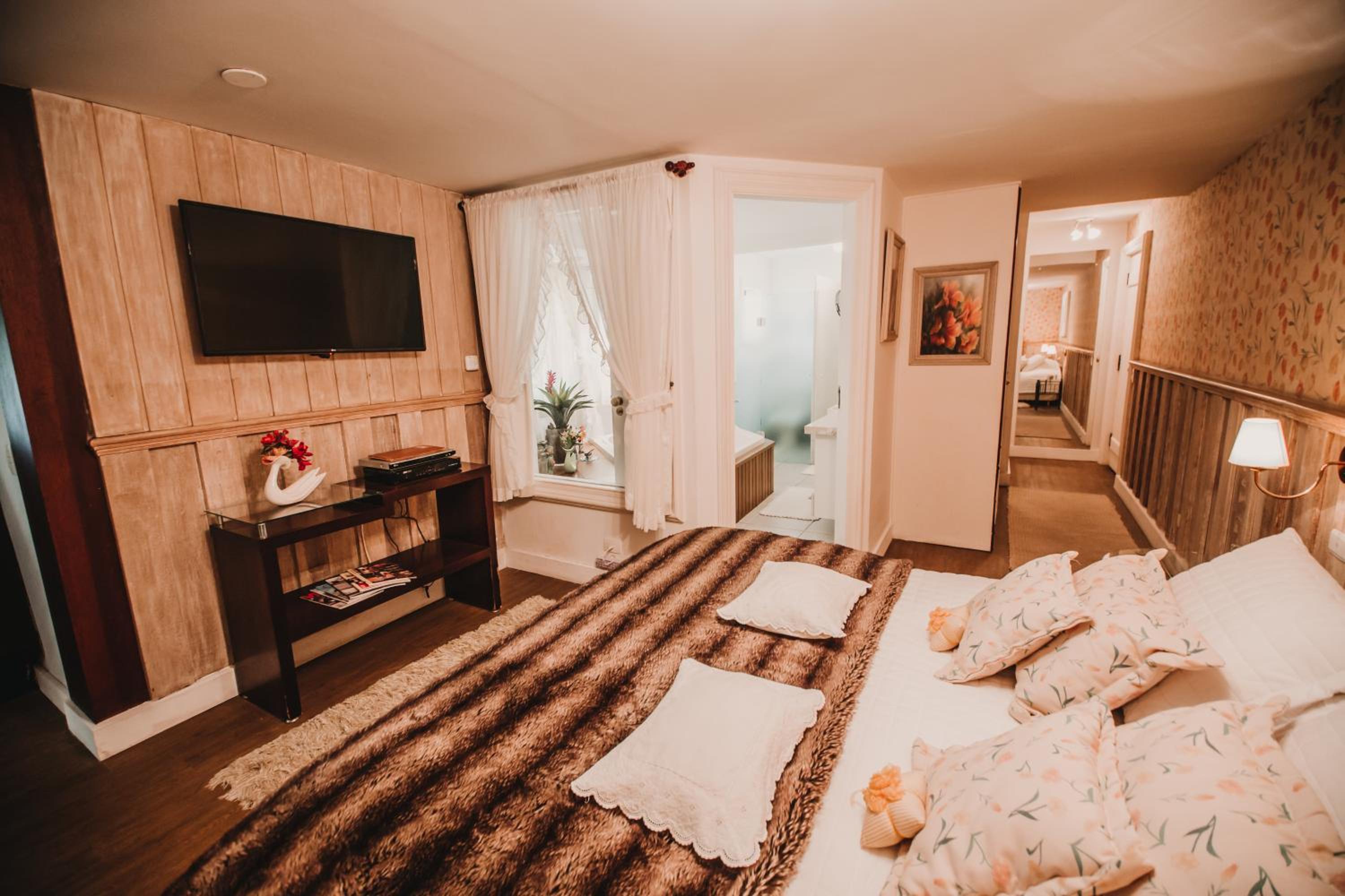 Suite with Hot Tub photo 3